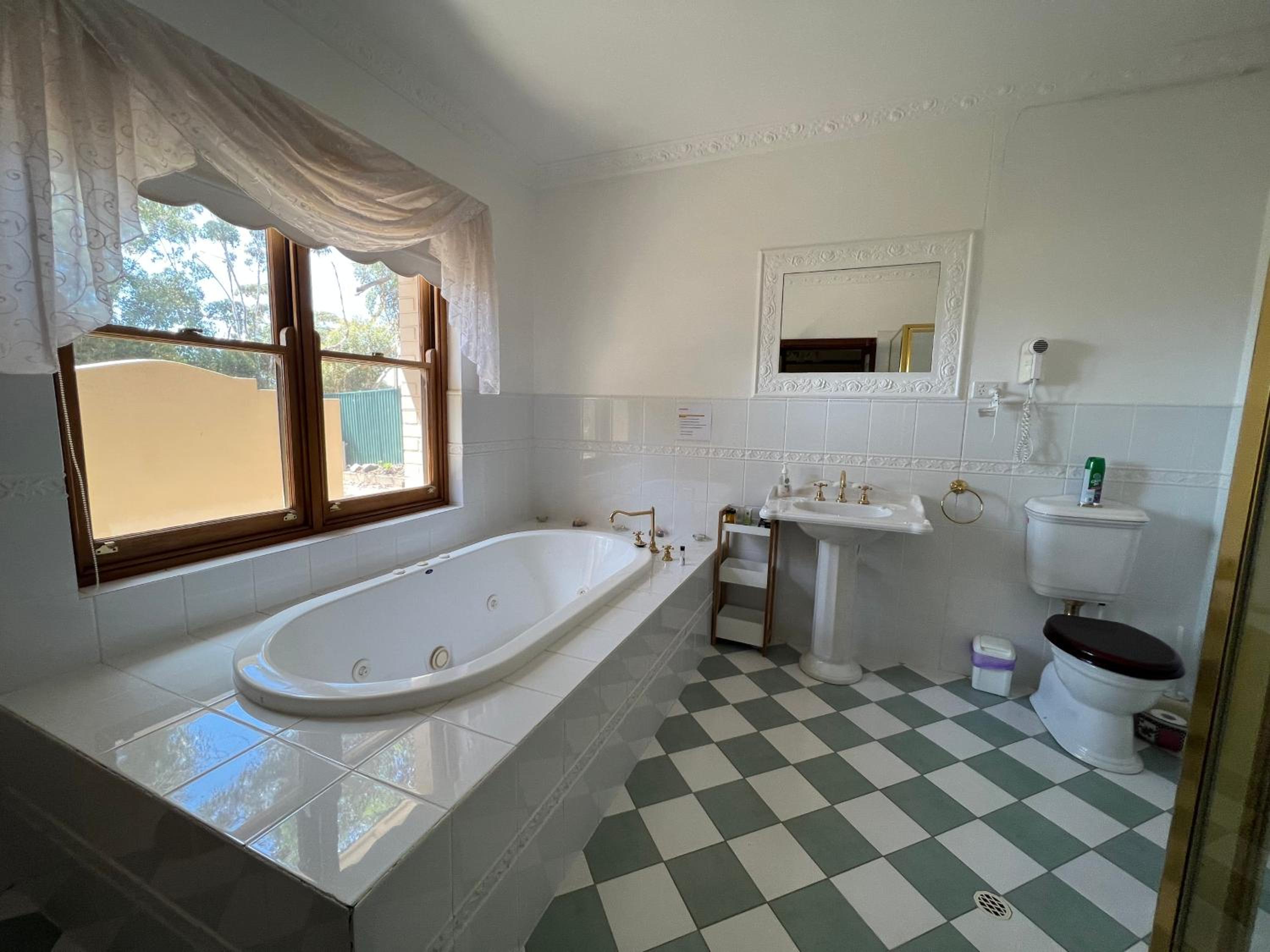 Queen Room with Spa Bath photo 2