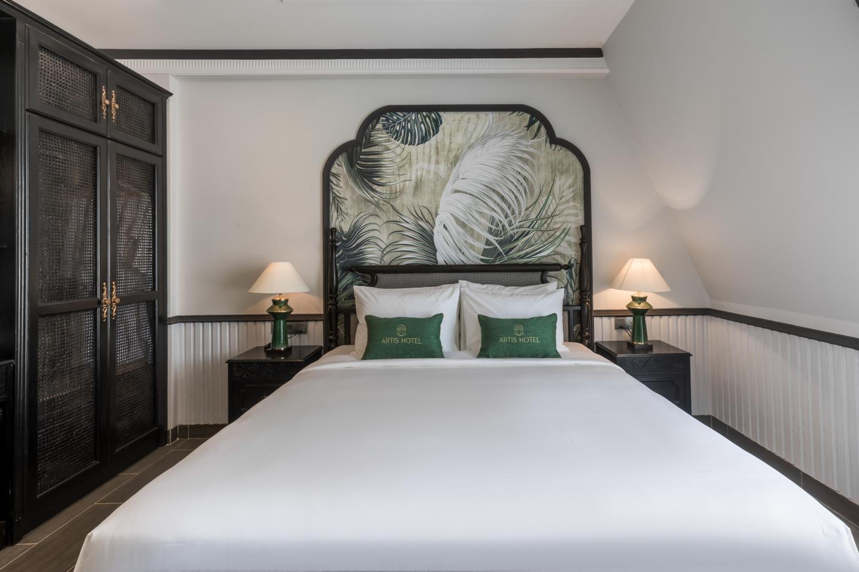 Deluxe Double Room with Balcony - Photo 8