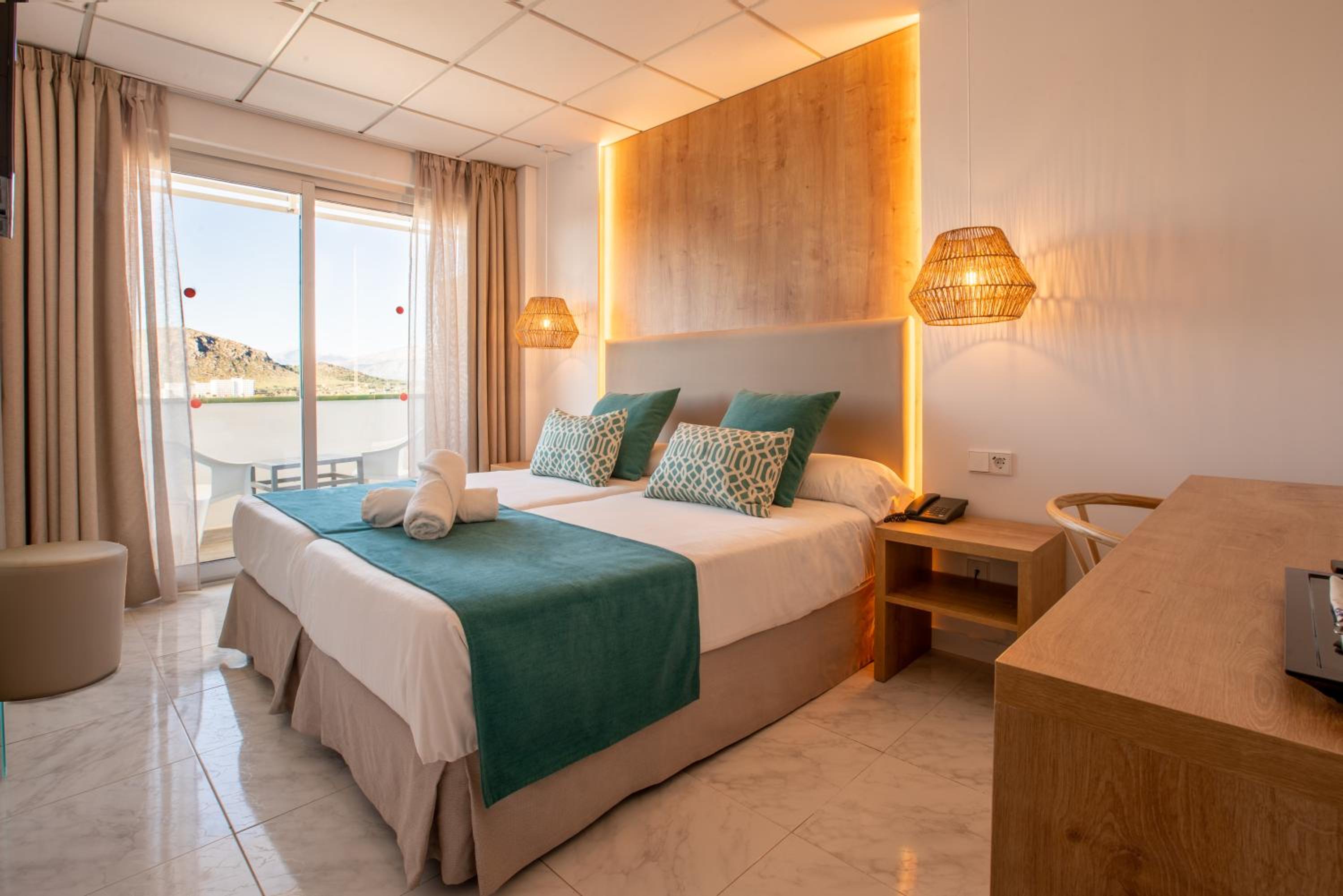 Habitación Doble Deluxe con Vista Lateral al Mar