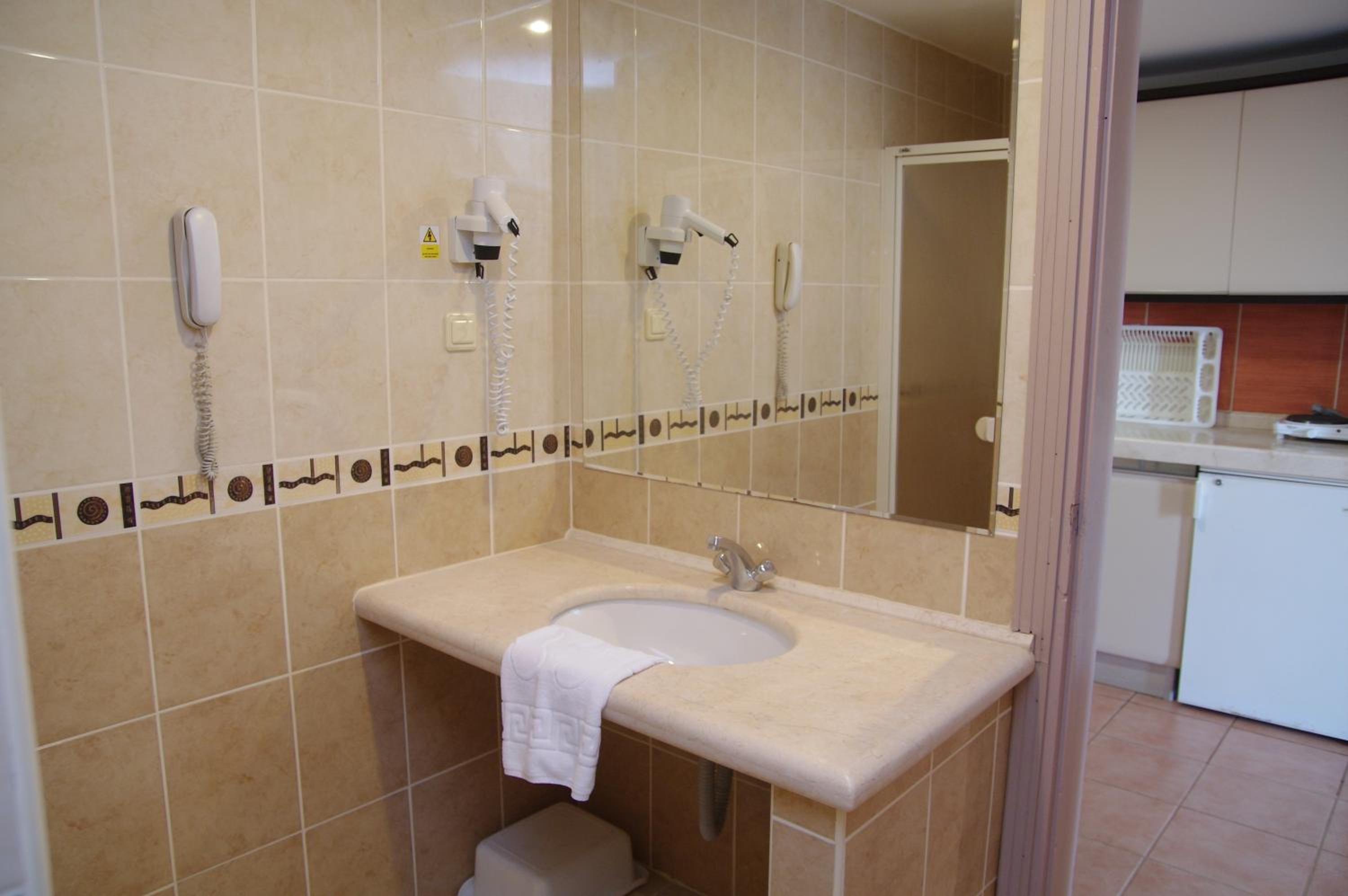 One-Bedroom Apartment (3 Adults) photo 2