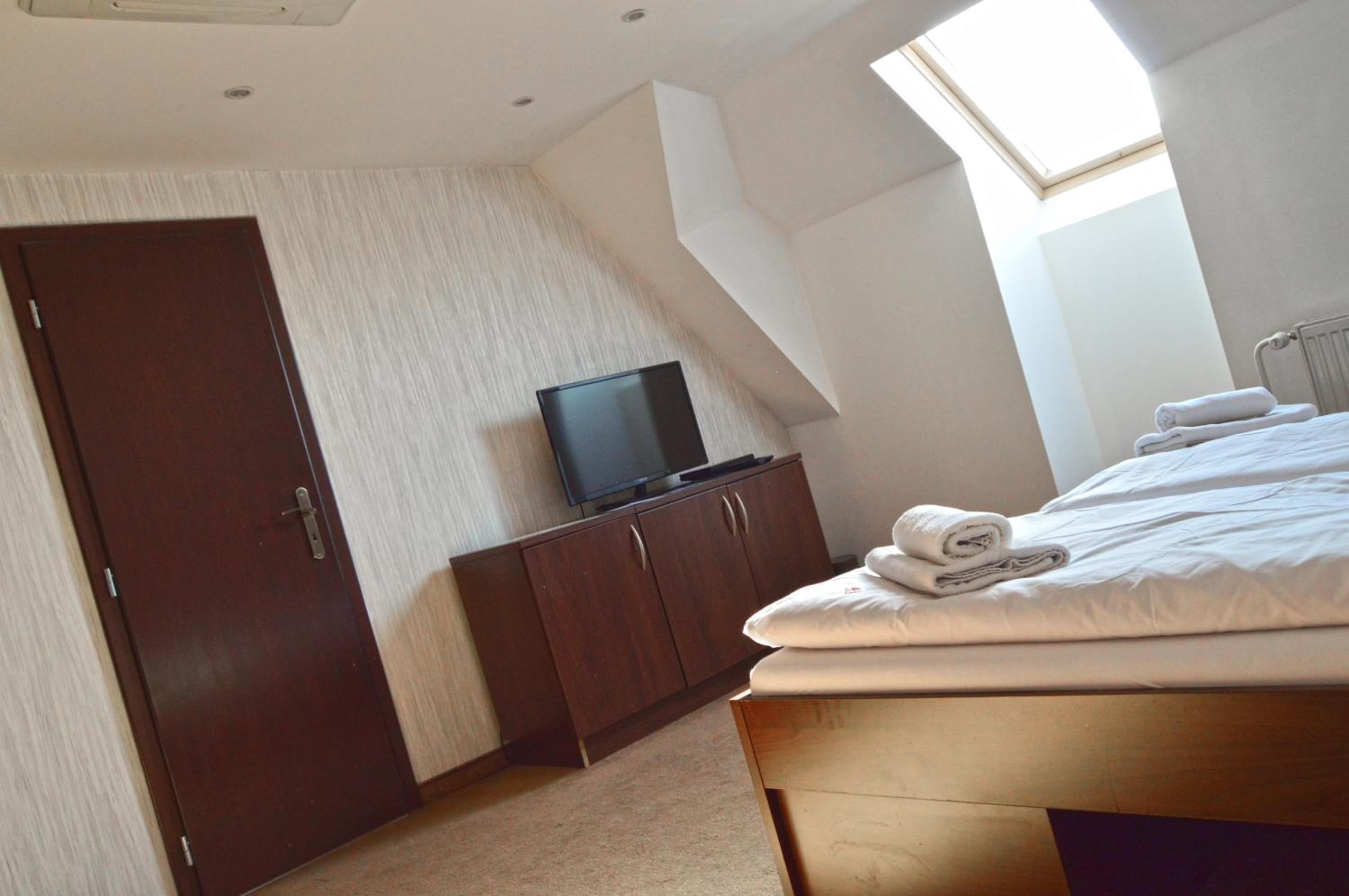 Double or Twin Room - Photo 7