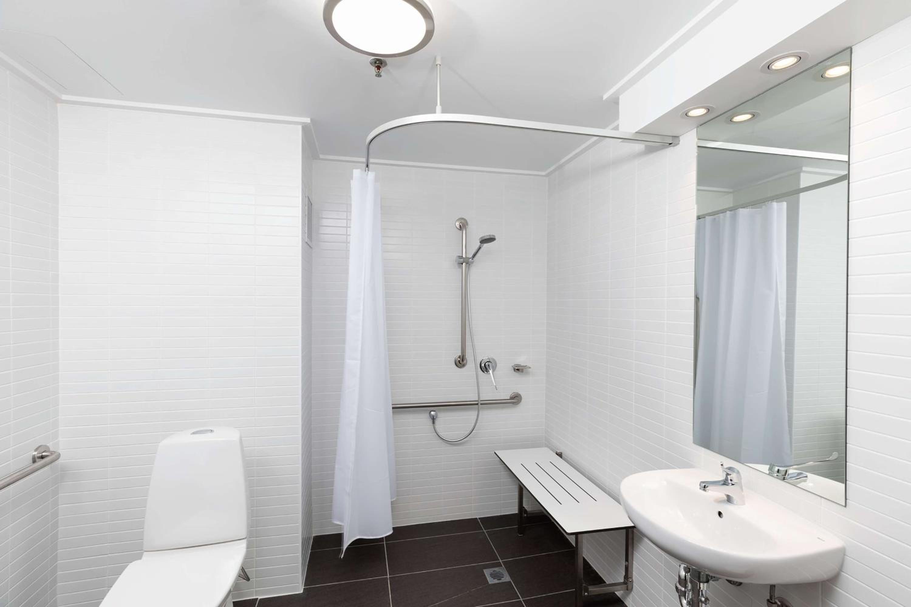 Queen Room - Disability Access - Photo 4