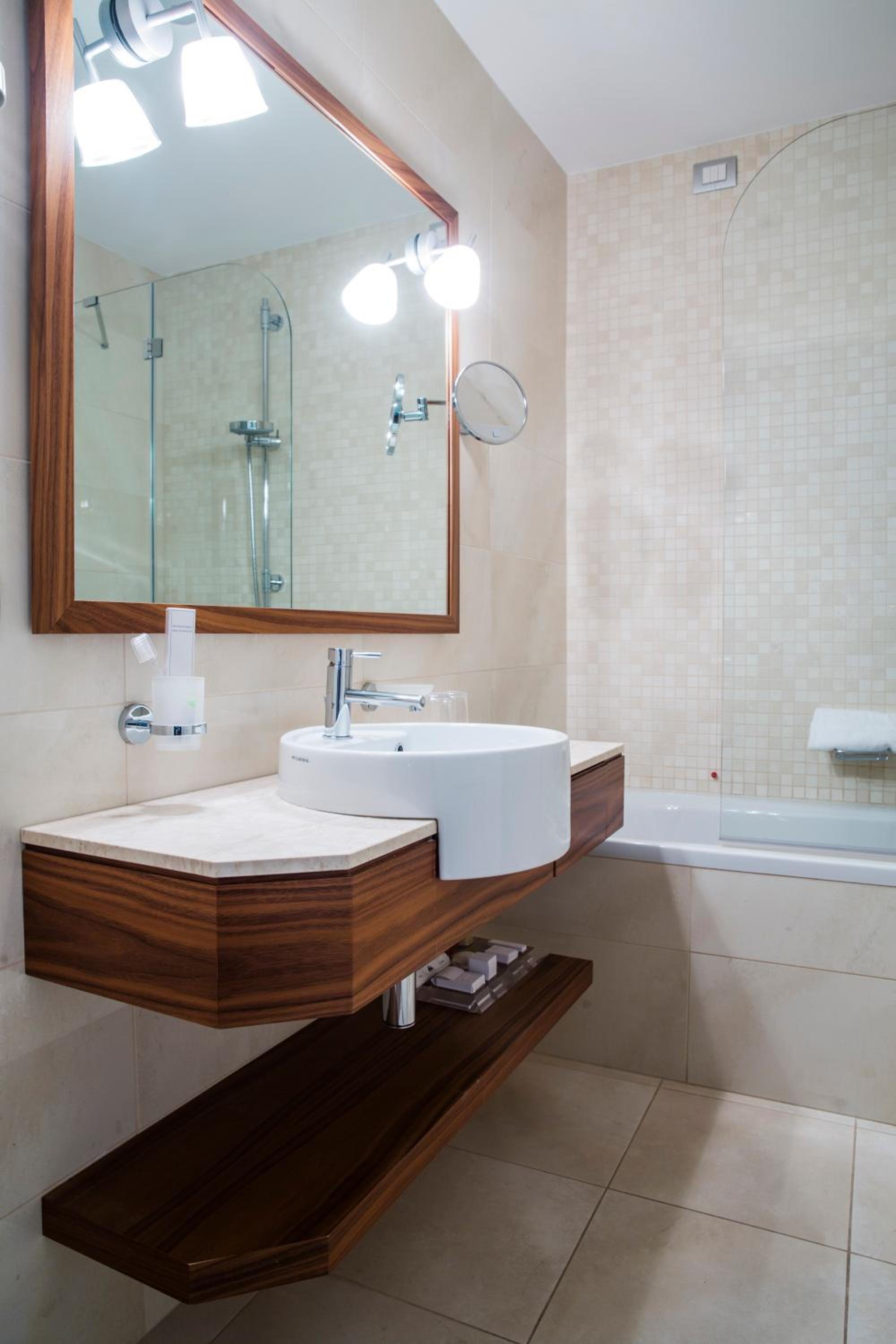 Executive Double Room with Balcony - Photo 9