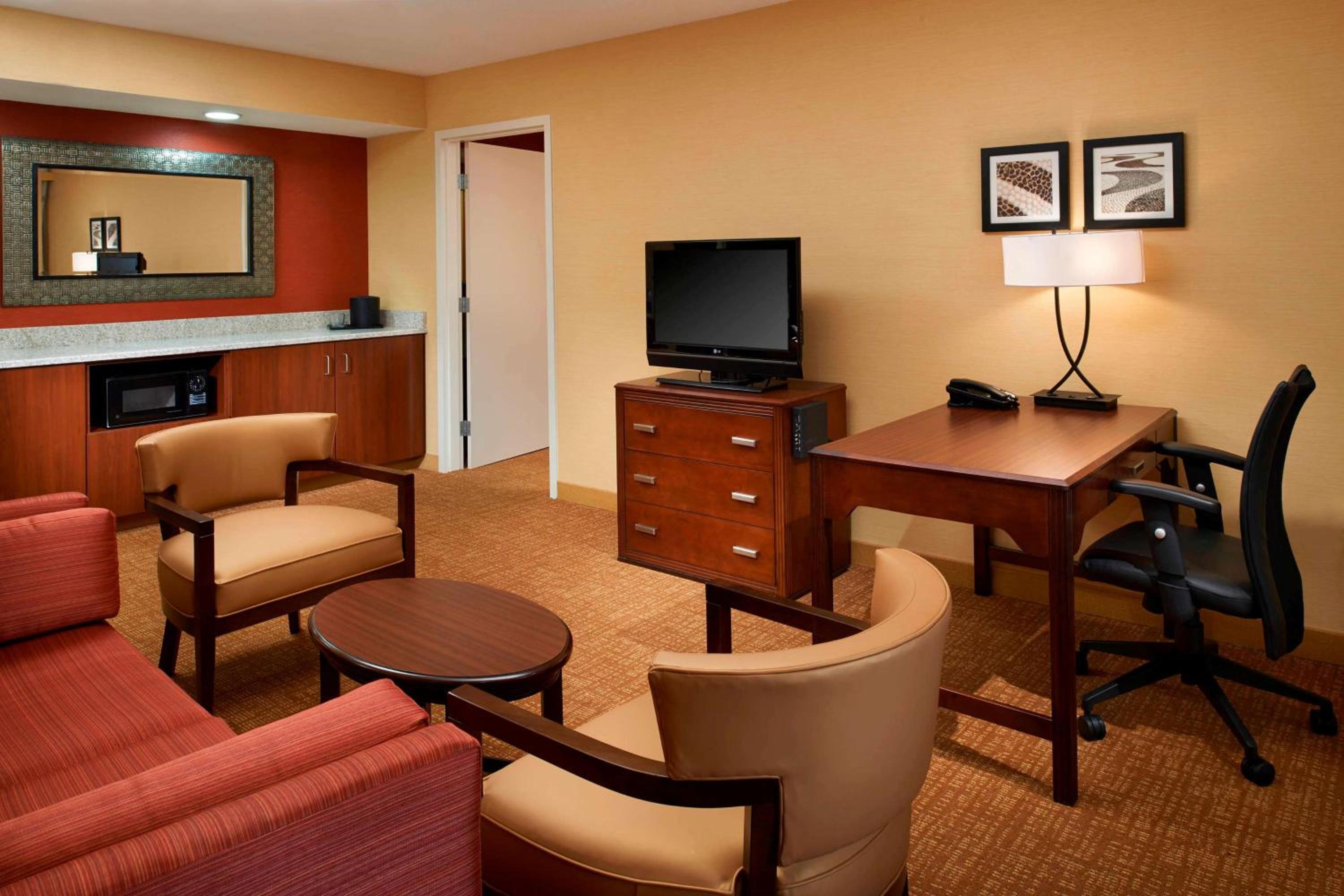 One-Bedroom King Suite with Balcony - Photo 10