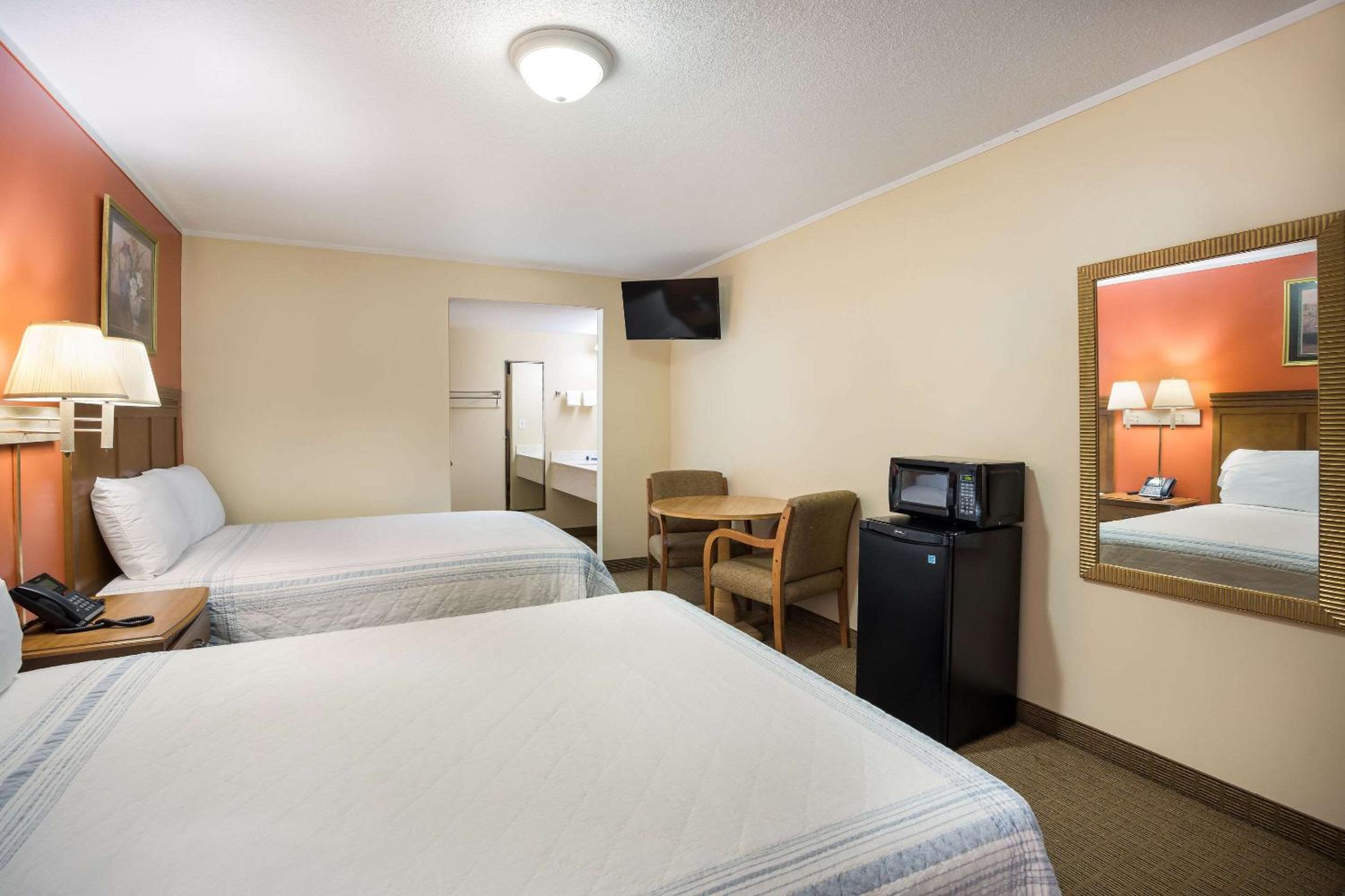 Standard Queen Room with Two Queen Beds - Non Smoking  - Photo 8