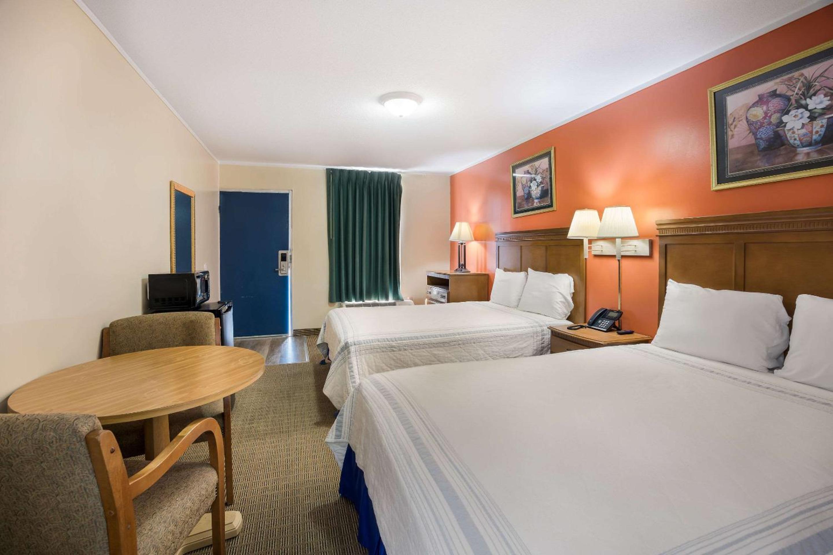Standard Queen Room with Two Queen Beds - Non Smoking  - Photo 7