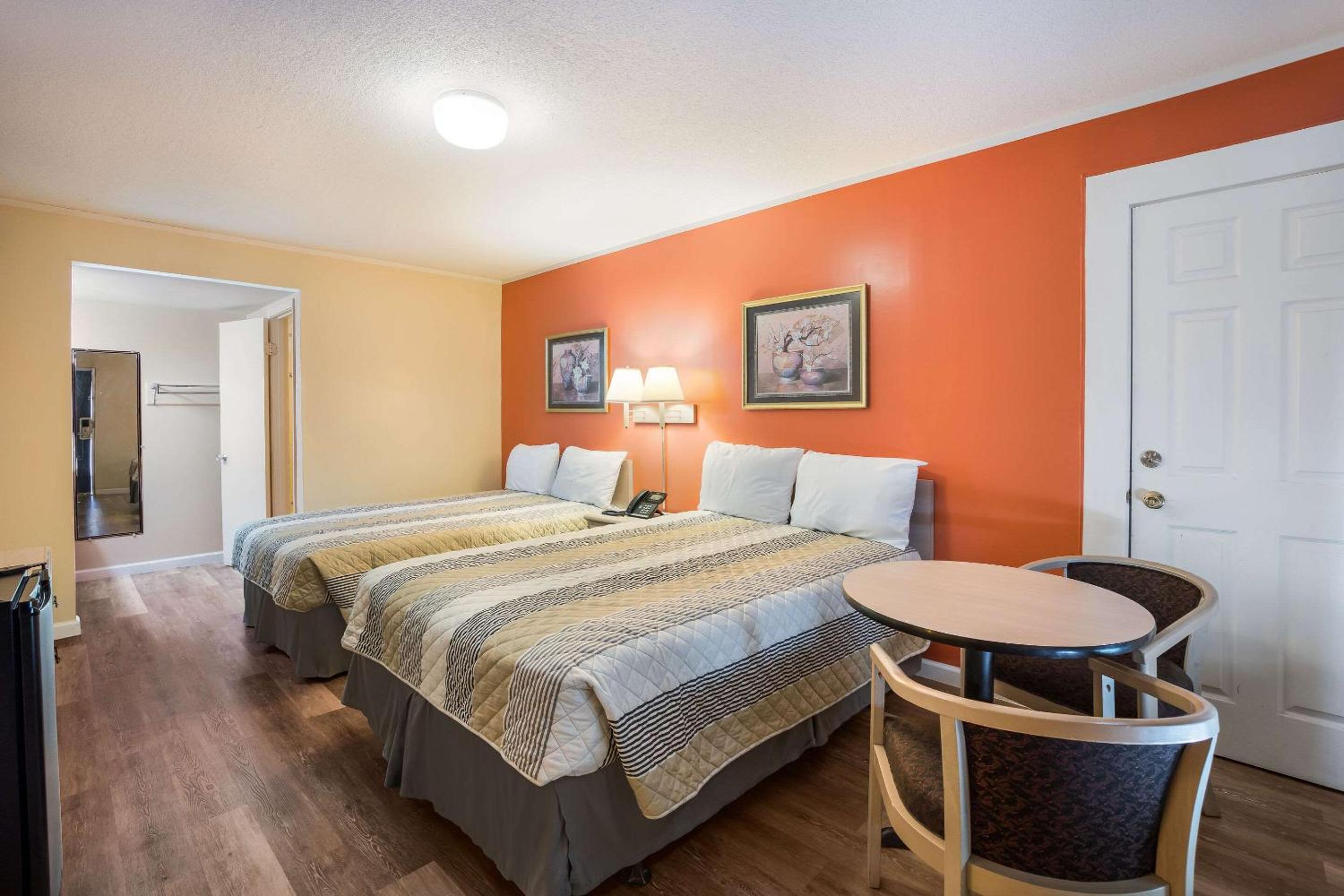 Standard Double Room with Two Double Beds - Smoking/Ground Floor - Photo 6