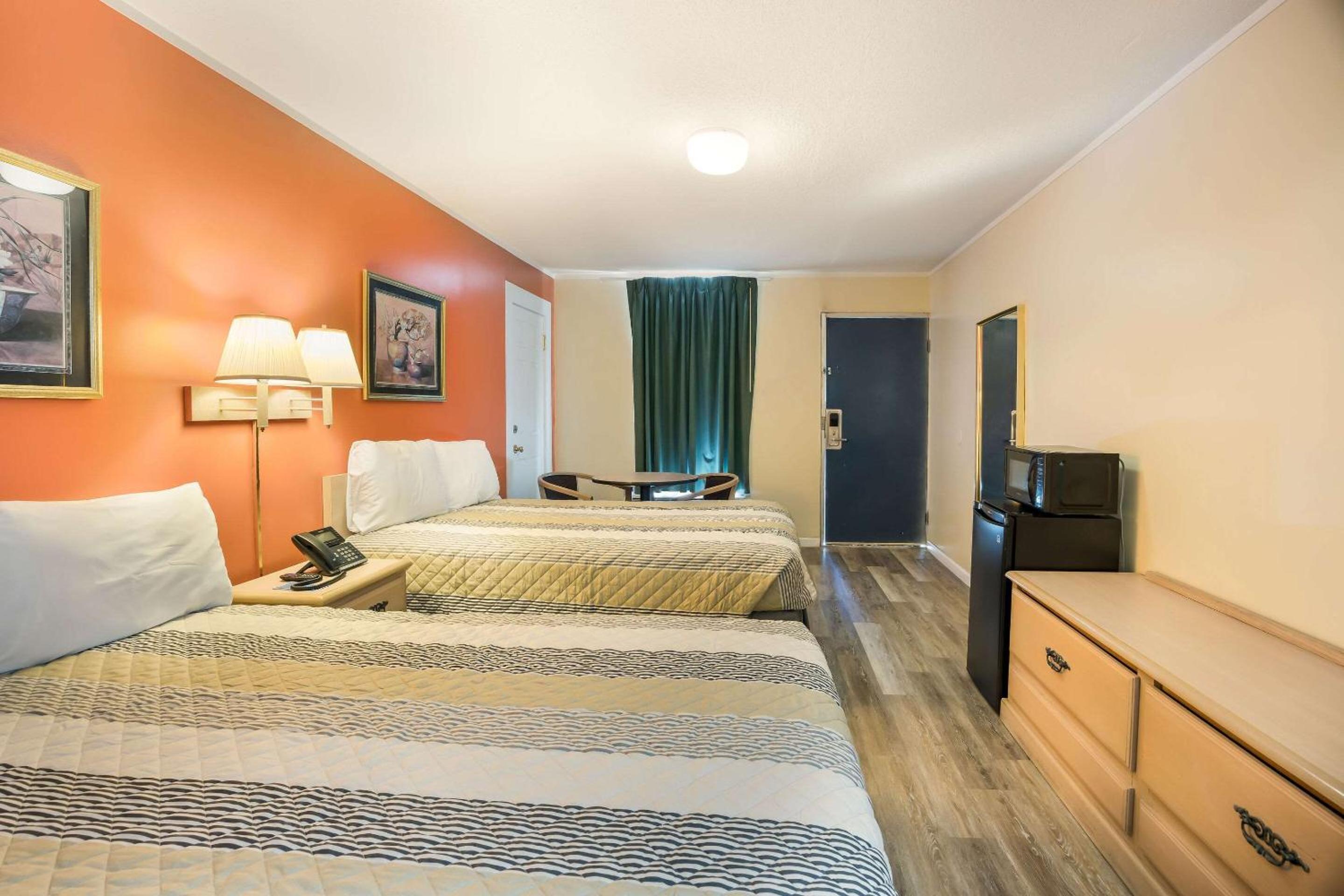 Standard Queen Room with Two Queen Beds - Non Smoking  - Photo 6