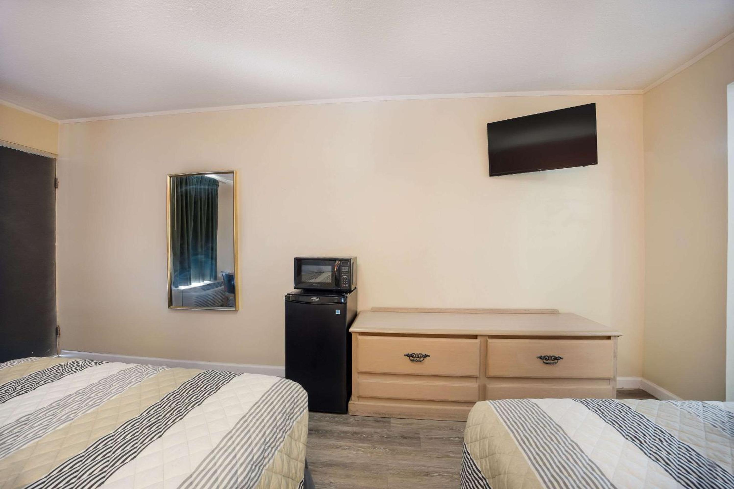 Standard Double Room with Two Double Beds - Smoking/Ground Floor - Photo 3