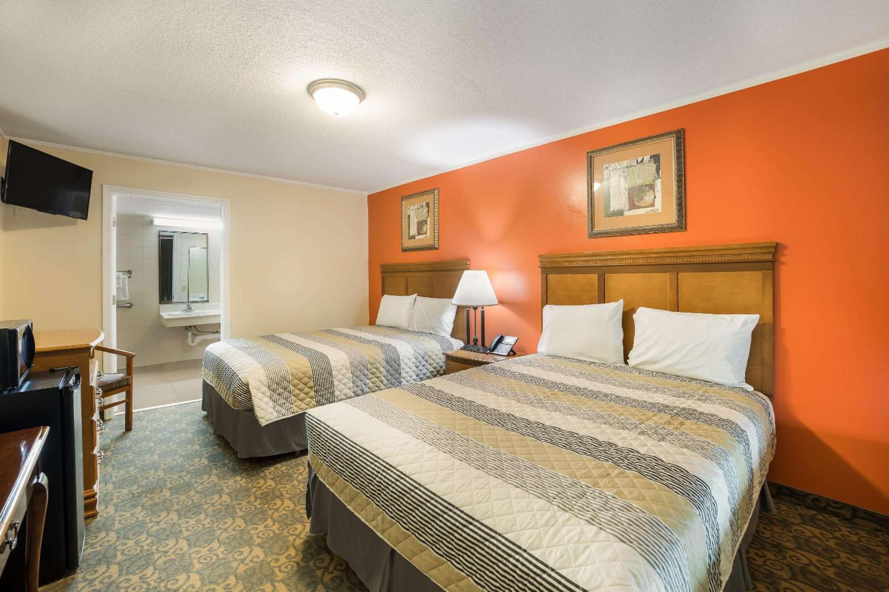 Standard Double Room with Two Double Beds - Smoking/Ground Floor - Photo 9