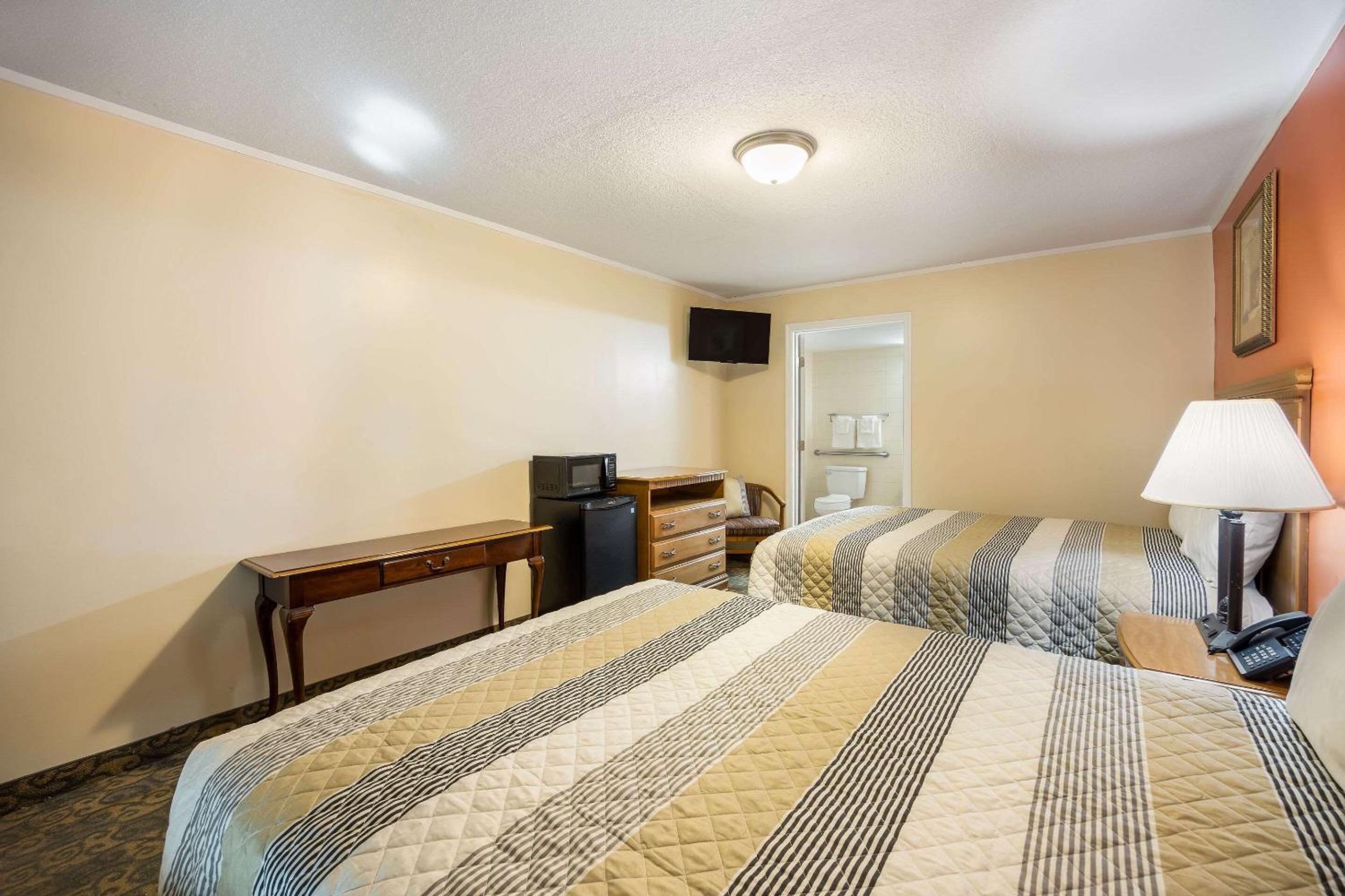 Standard Queen Room with Two Queen Beds - Non Smoking  - Photo 3