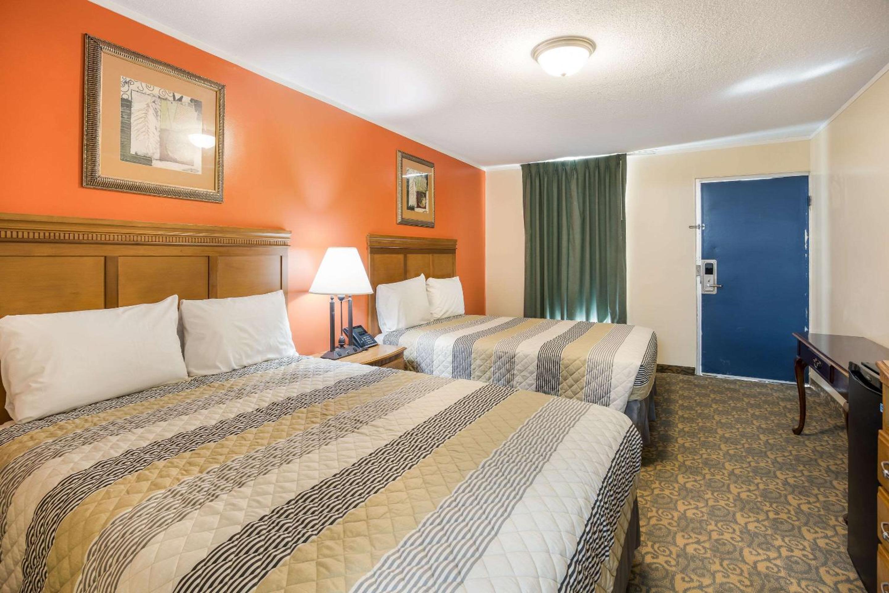 Standard Queen Room with Two Queen Beds - Non Smoking  - Photo 2