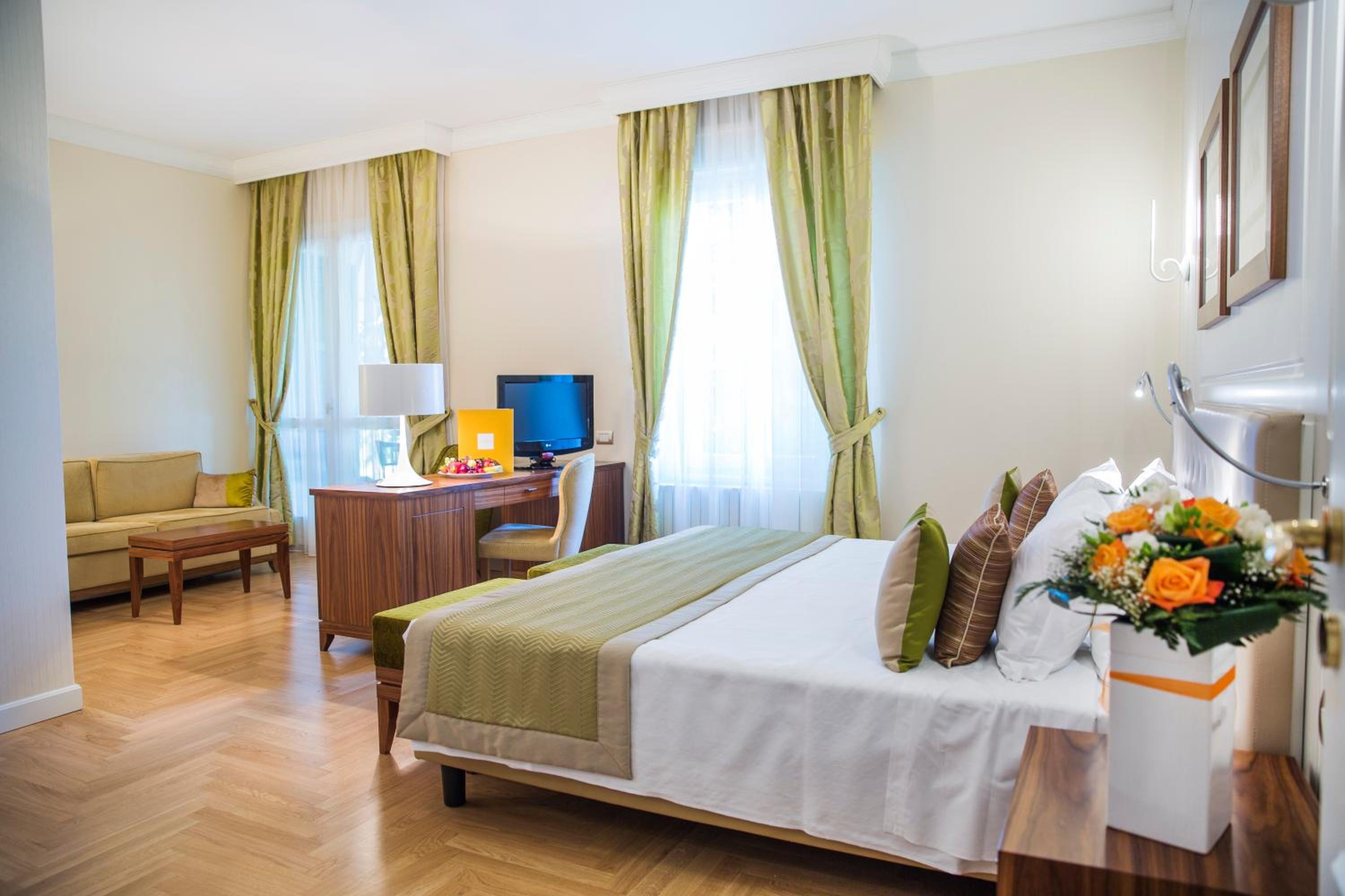 Executive Double Room with Balcony - Photo 5
