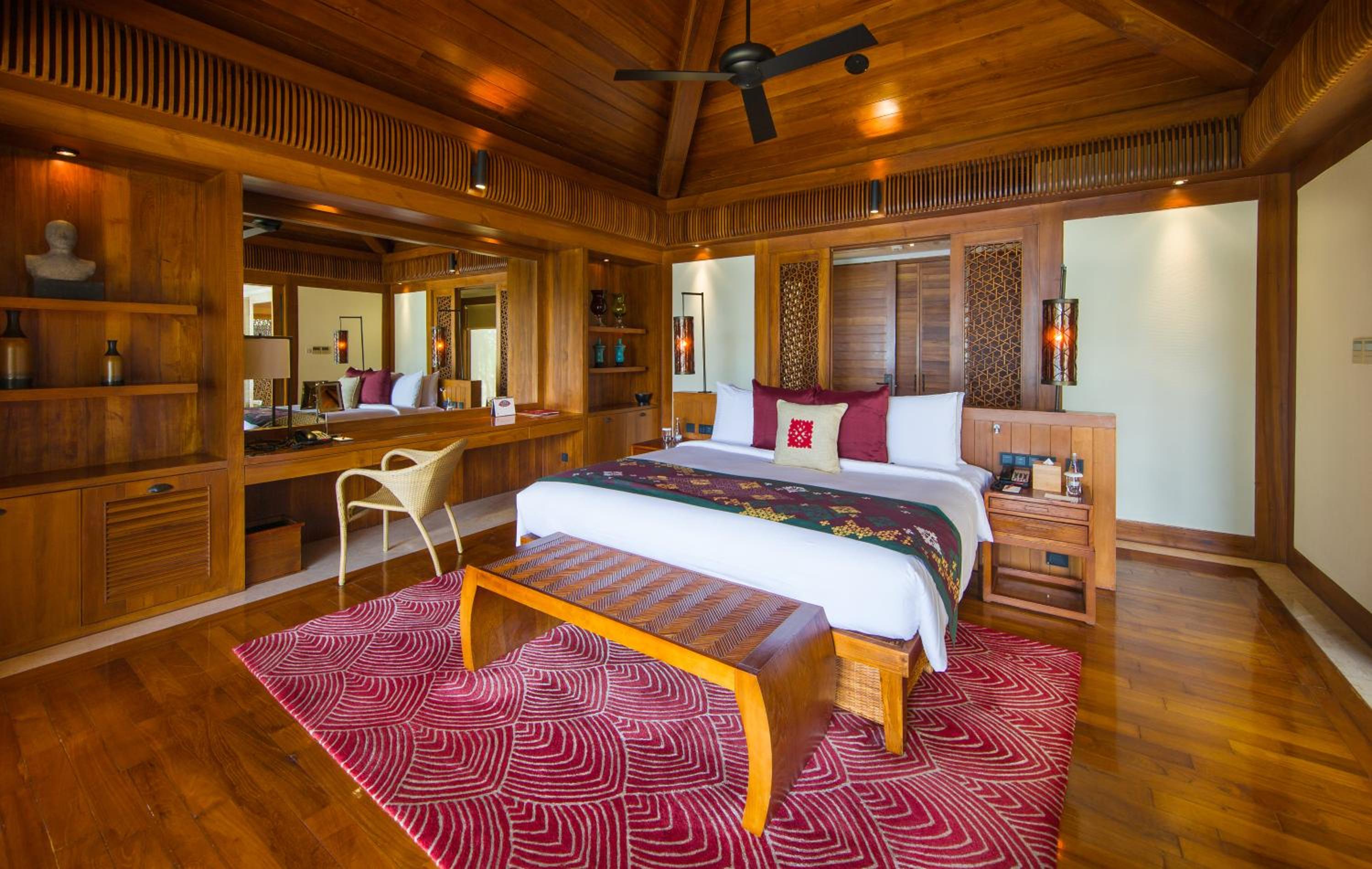South China Sea  villa( Limos pick-up service from Sanya Phenix Airport+ Daliy afternoon tea+  Welcome bottle of champagne+Daily laundry service for up to 5 pieces+ butler service Late check-out until 2pm subject to availability Special welcome amenity)  - Photo 1