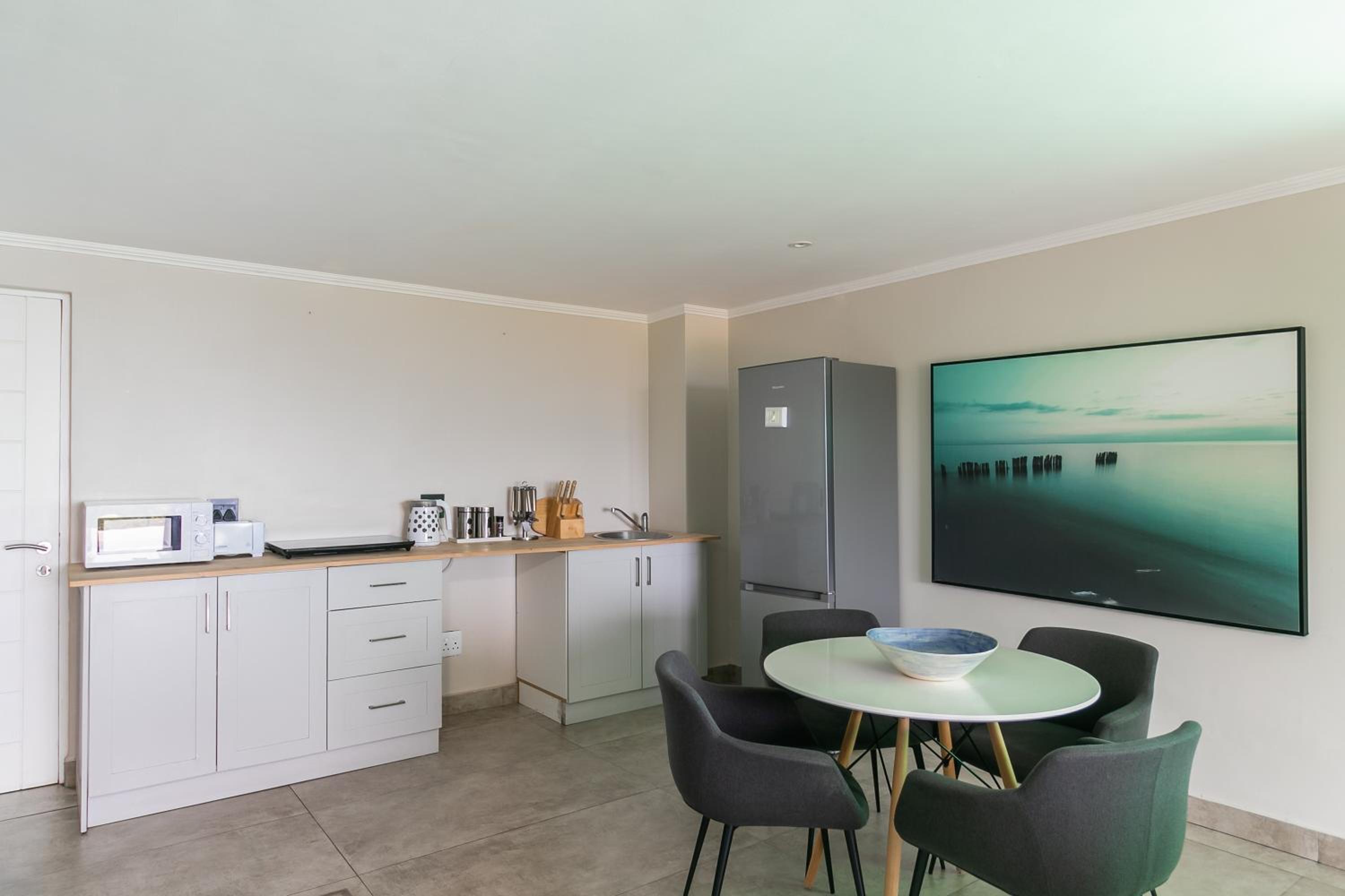 Deluxe Suite with Sea View - Photo 6
