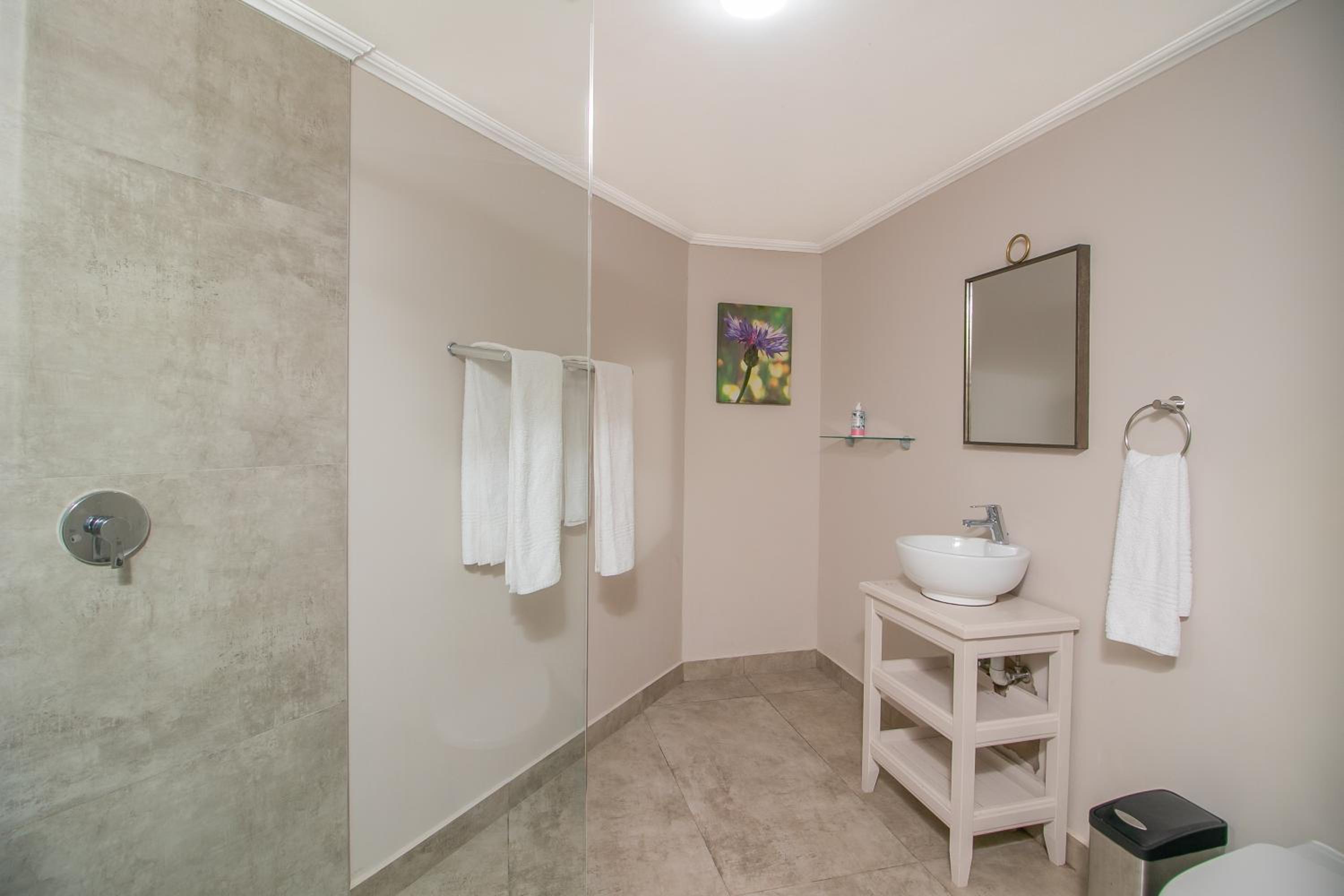 Deluxe Suite with Sea View - Photo 7