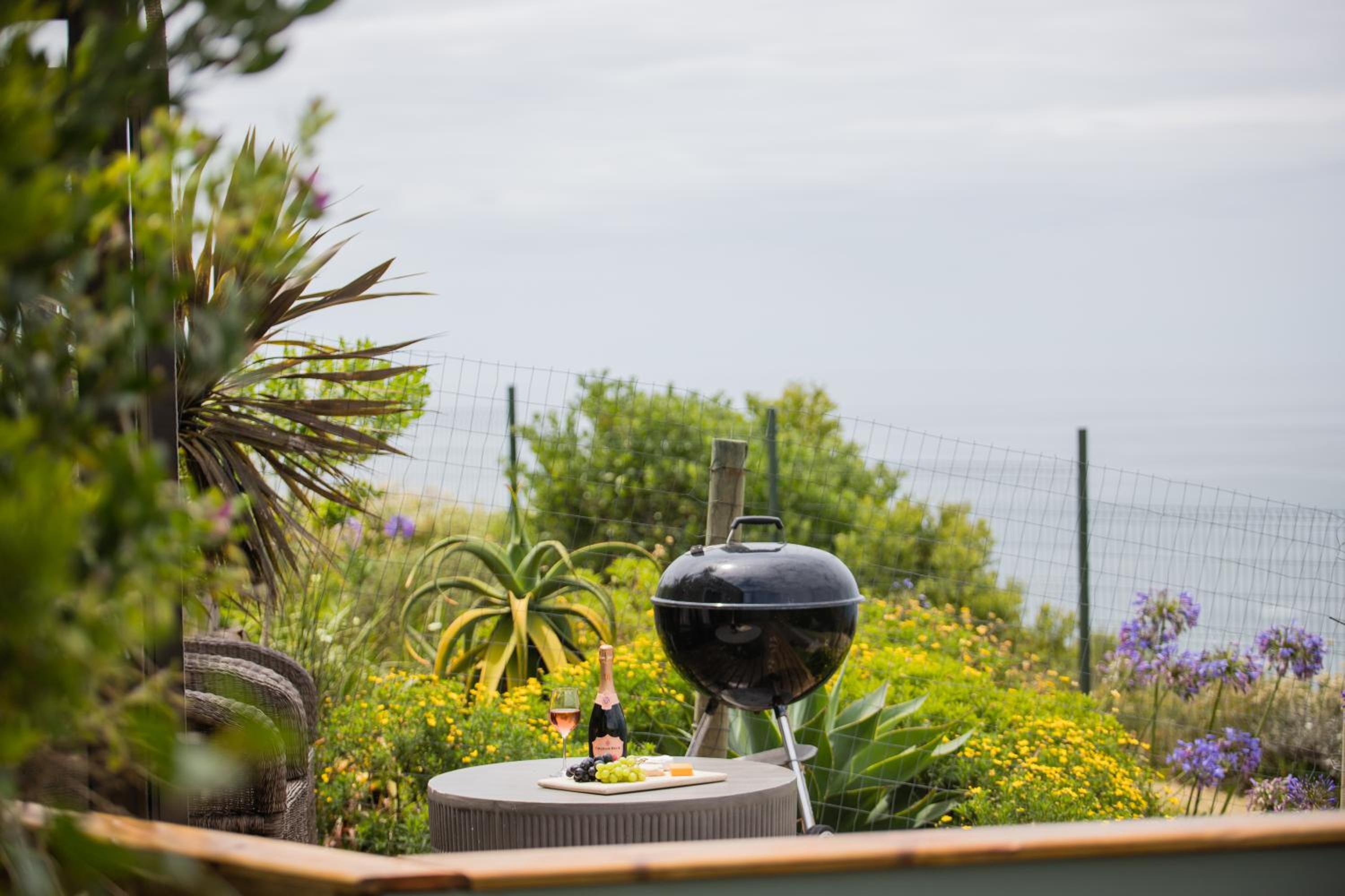 Deluxe Suite with Sea View - Photo 12