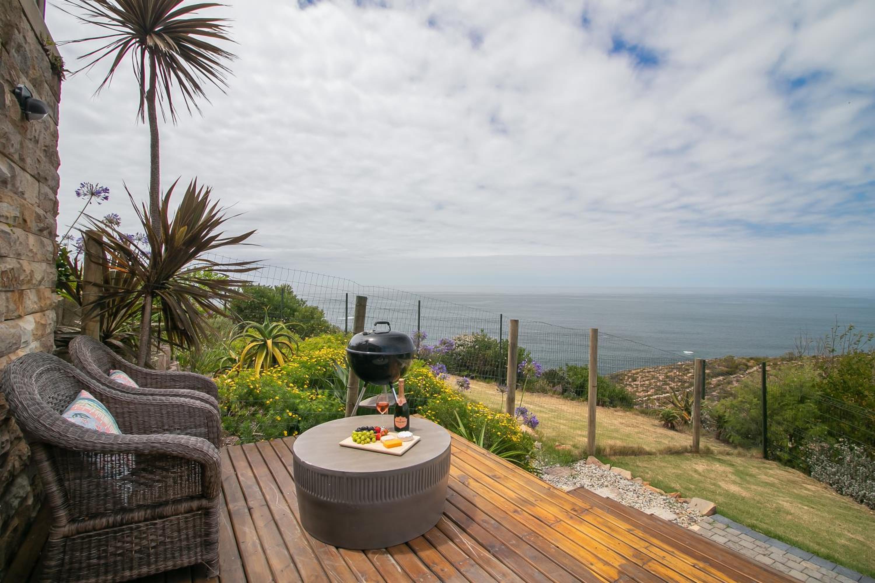 Deluxe Suite with Sea View - Photo 10