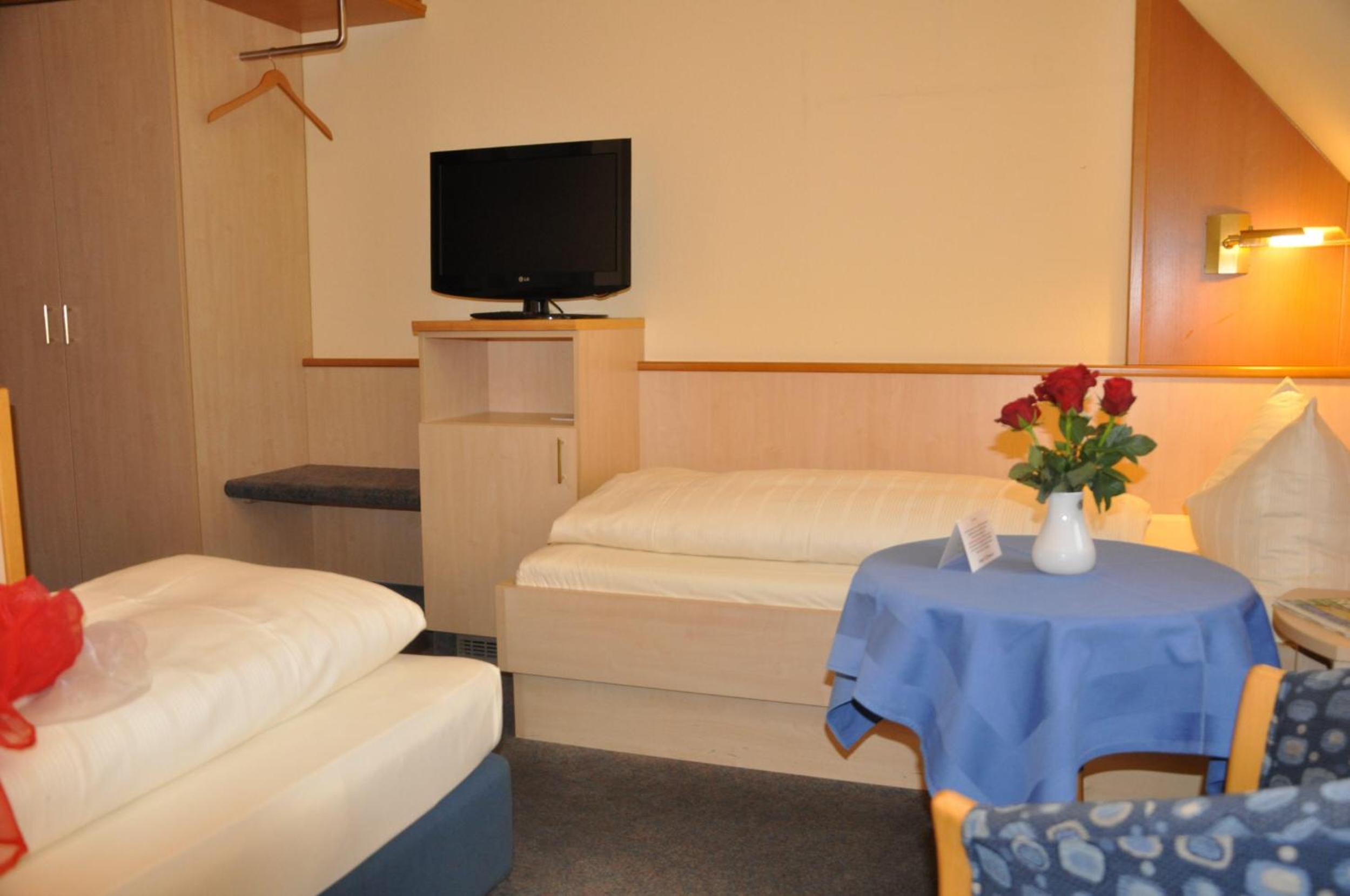 Twin Room - Photo 3