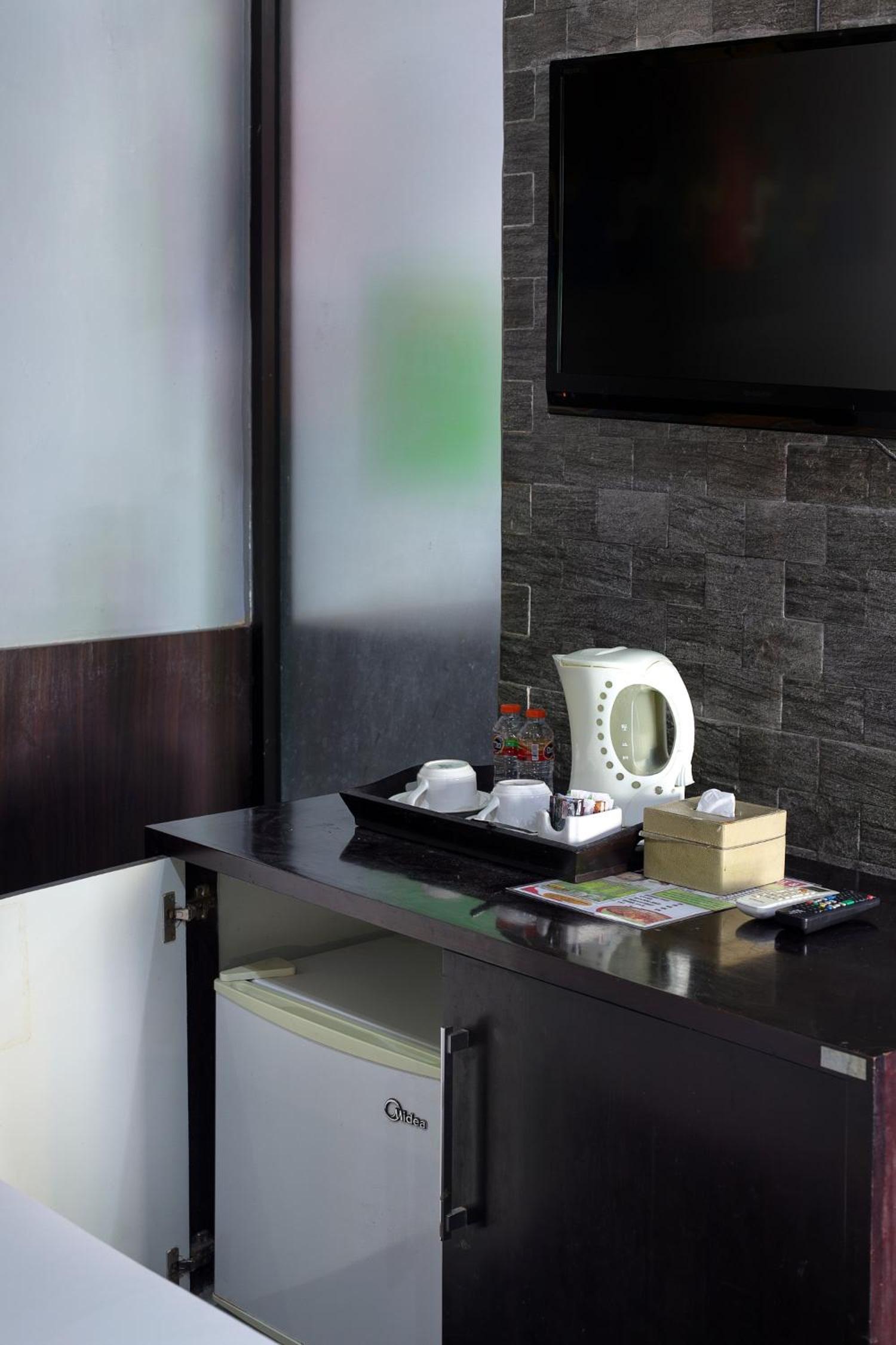 Queen Room photo 2