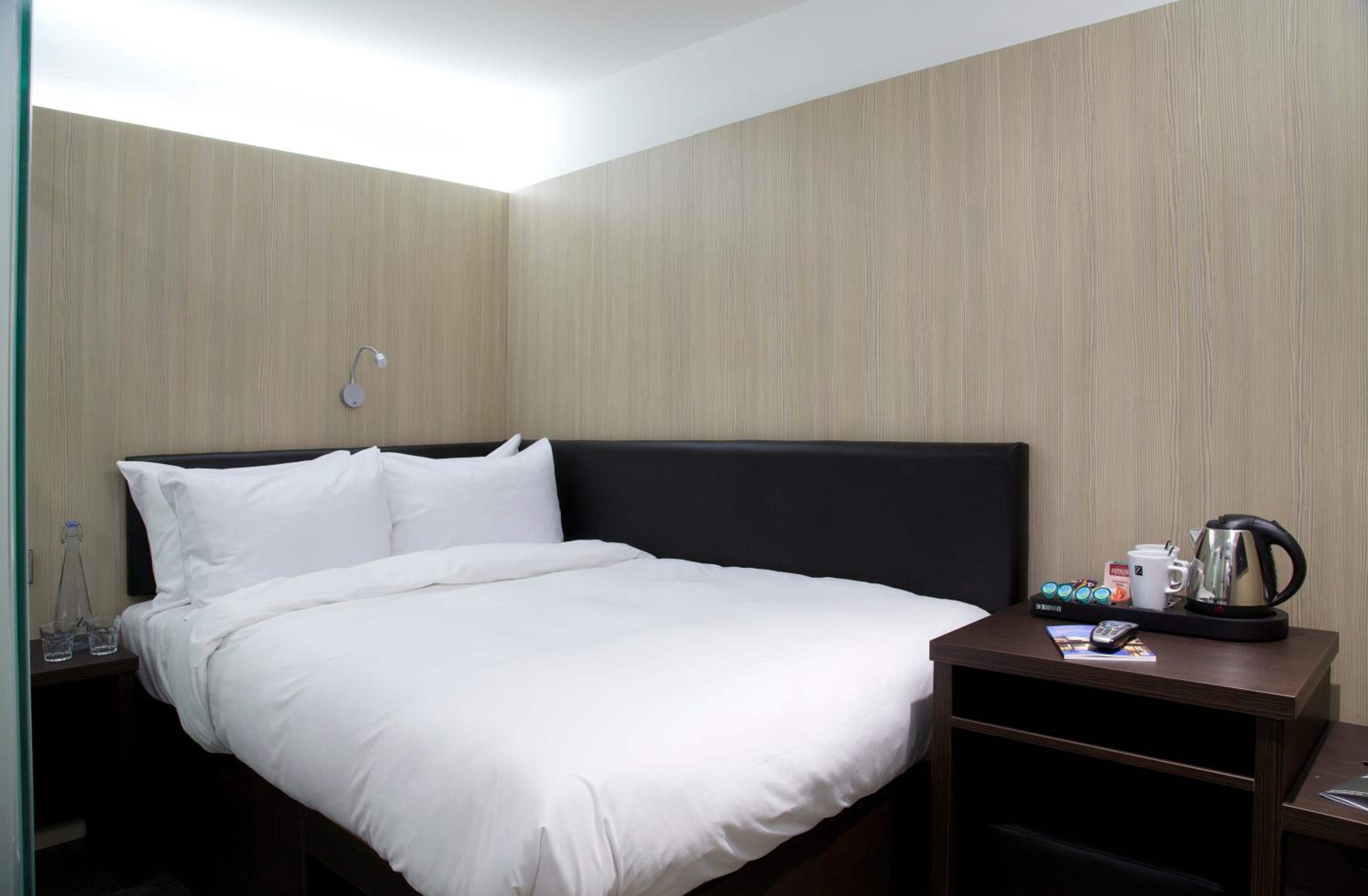 Queen Room without Window - Photo 1