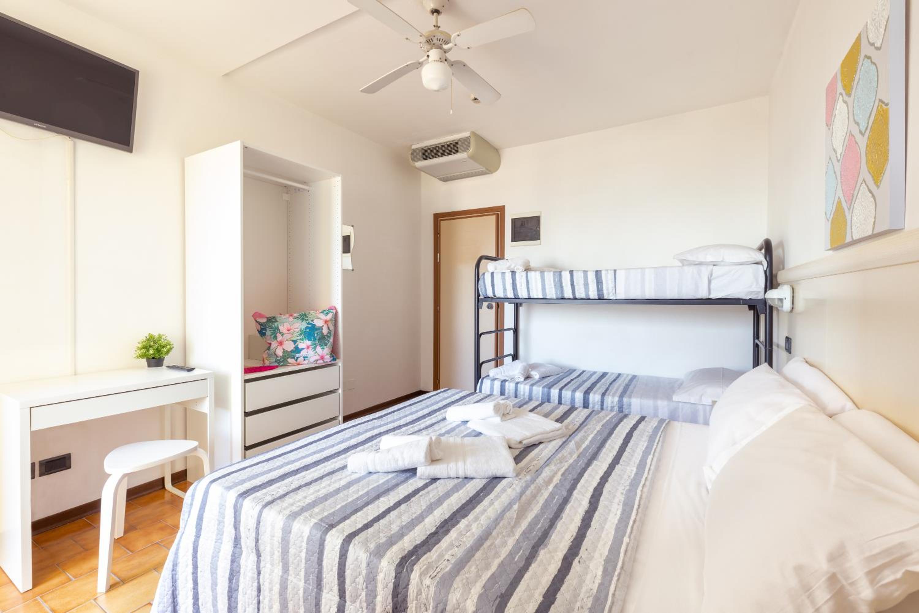Quadruple Room with Balcony photo 3