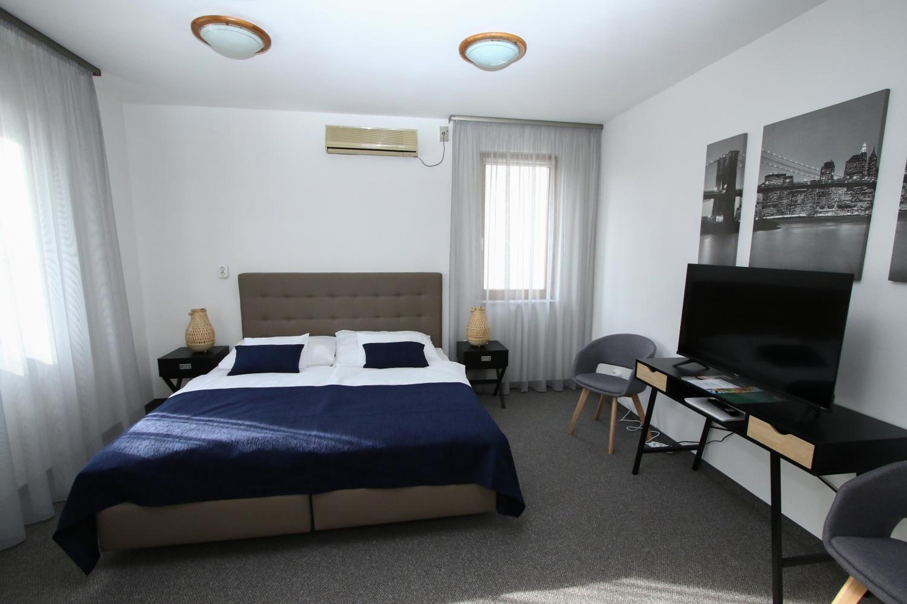 Double Room with Private Bathroom - Photo 2