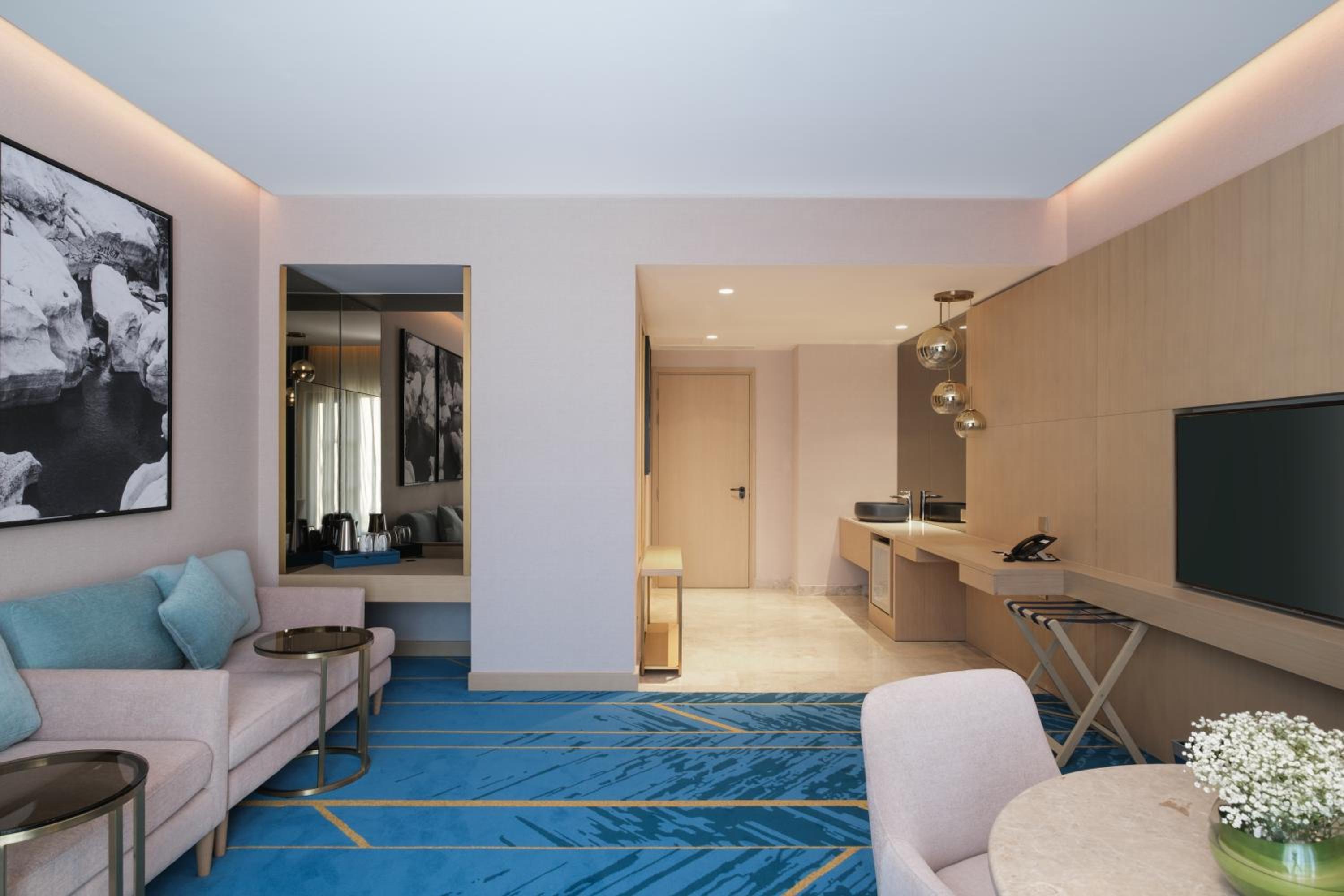 One-Bedroom Suite - Photo 2