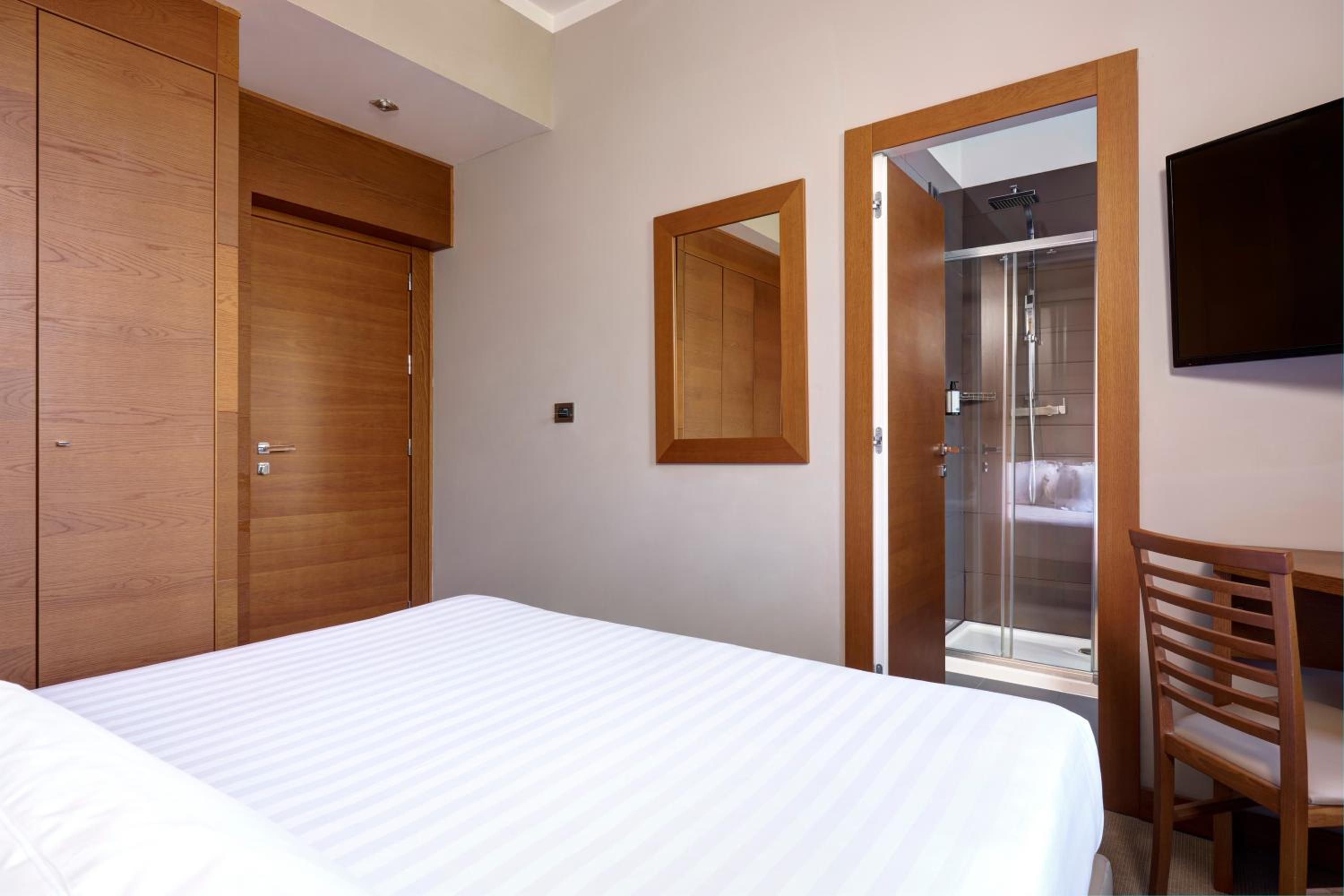 Superior Premium  Room thumbnail 6