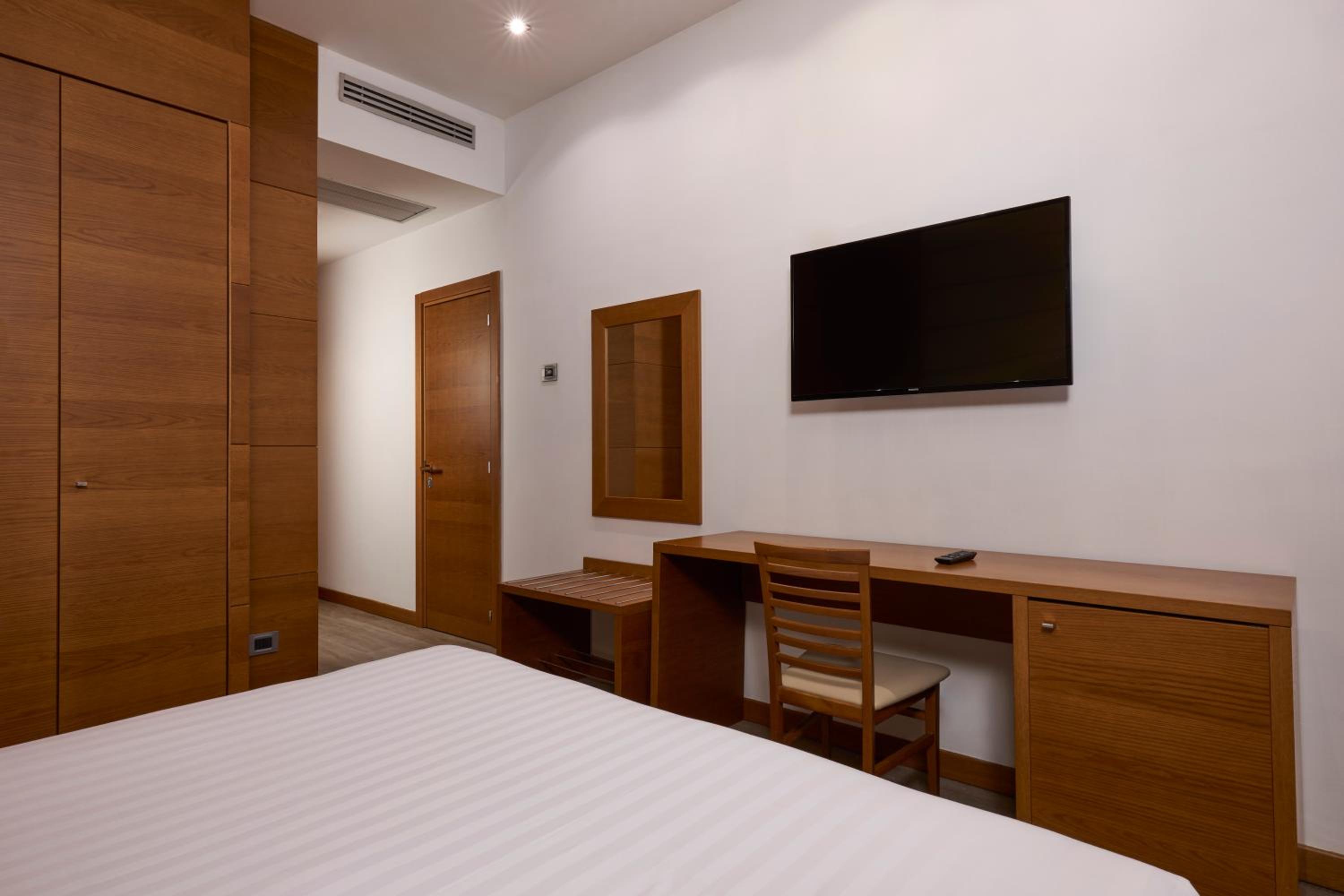 Superior Double or Twin Room thumbnail 5
