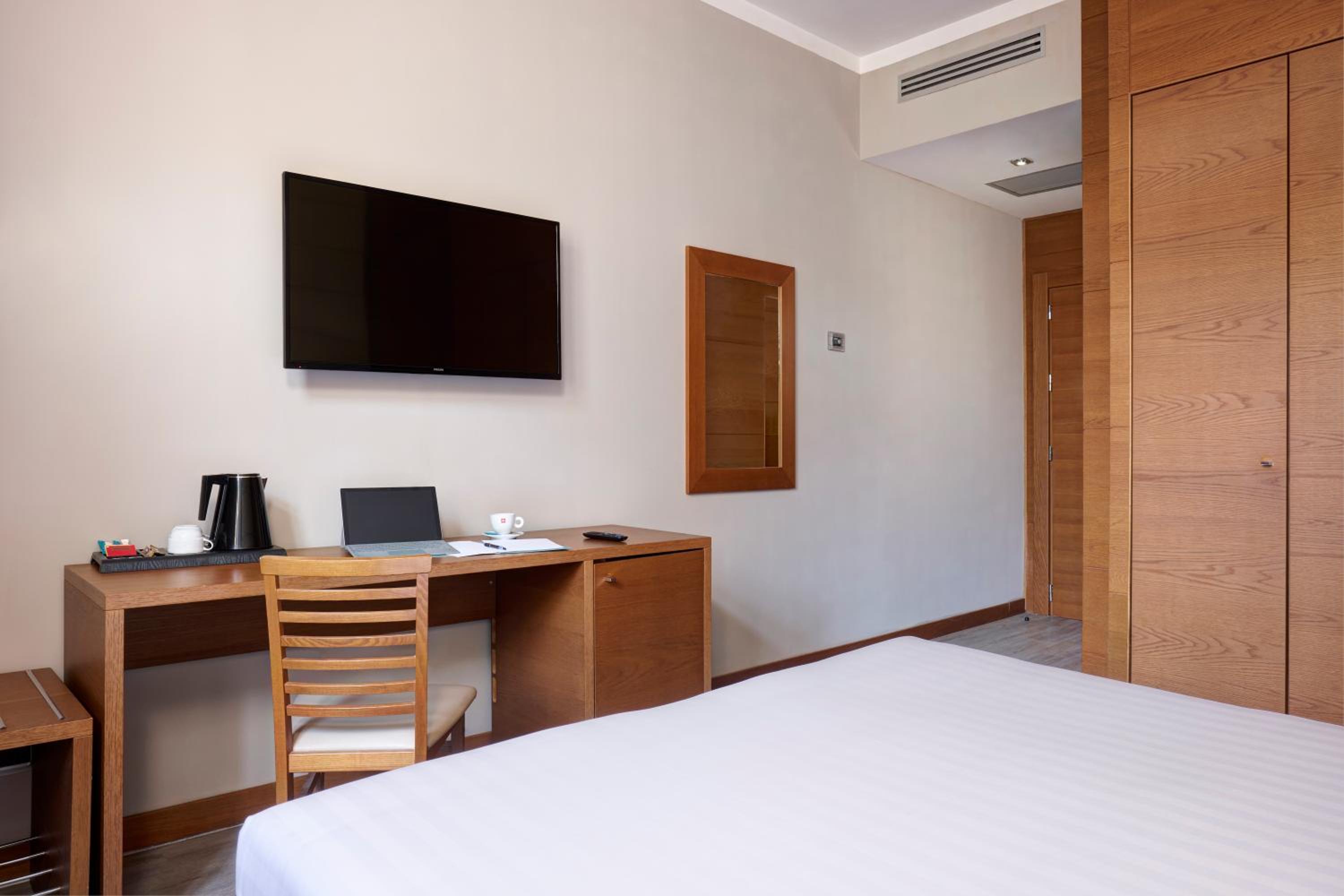 Deluxe Double Or Twin Room (2 Adults + 1 Child)
