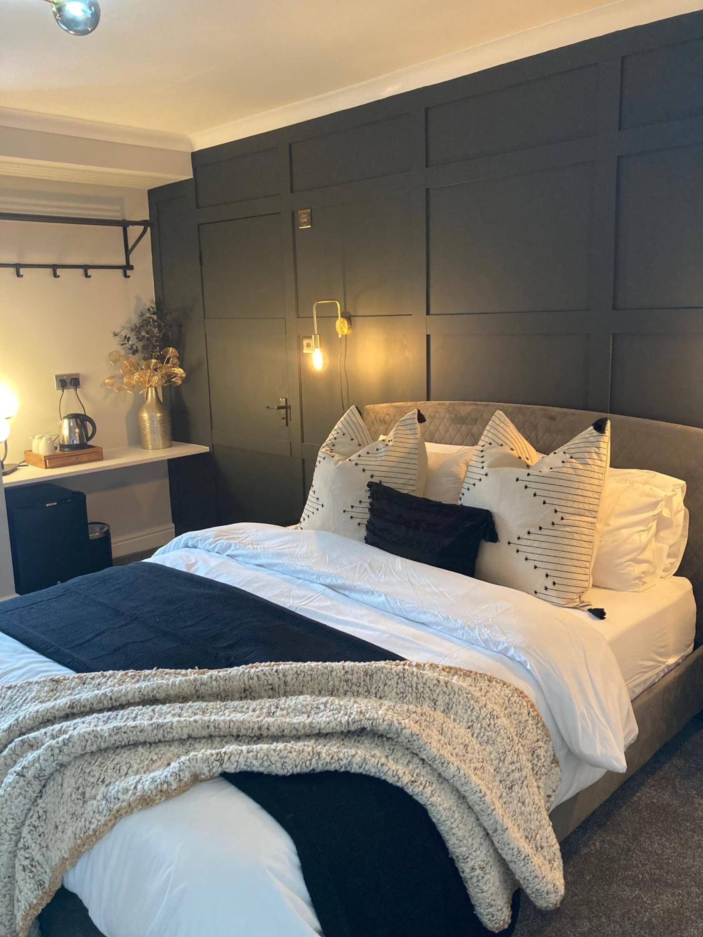 Deluxe King Room - Photo 2