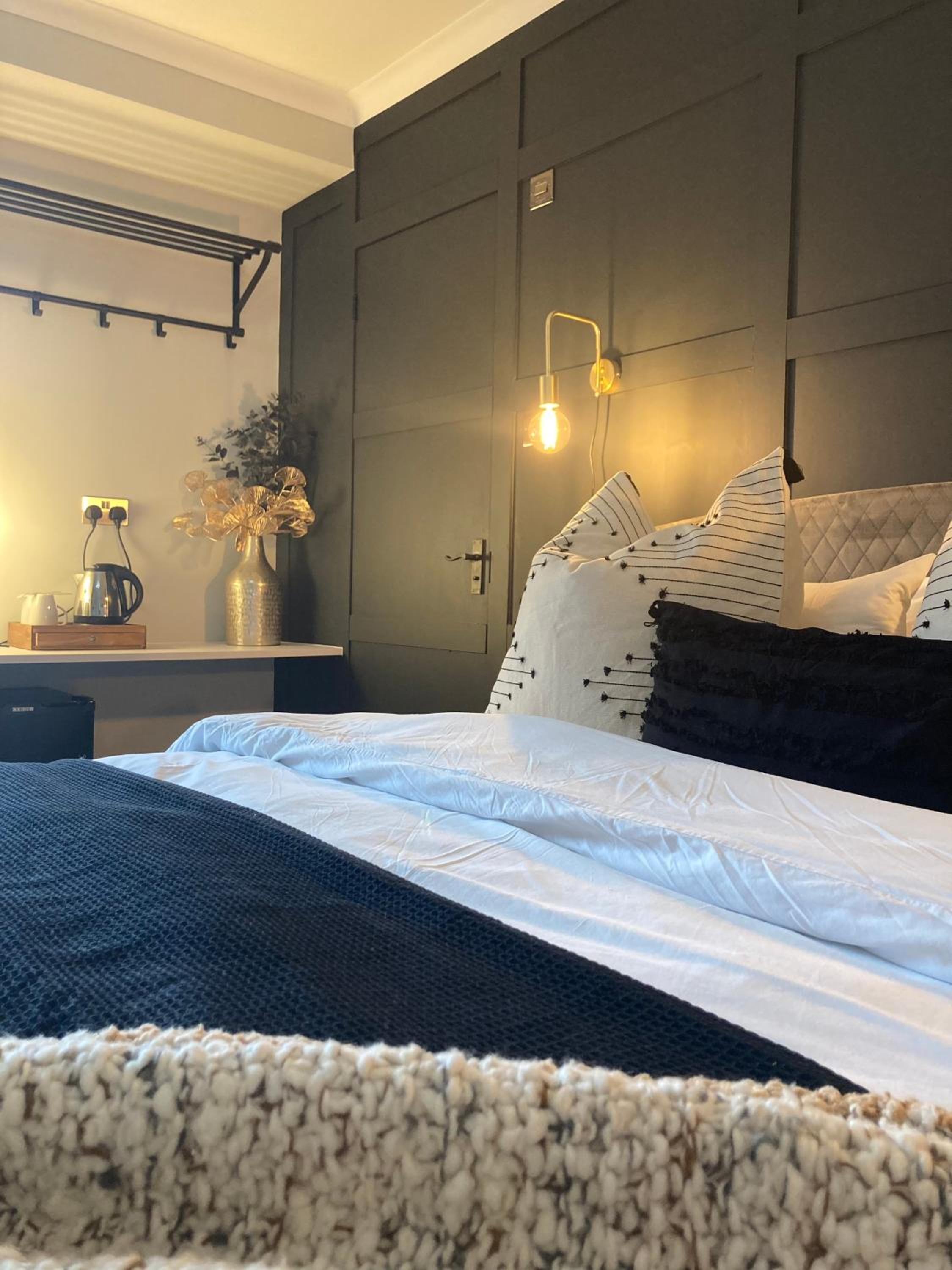 Deluxe King Room - Photo 8
