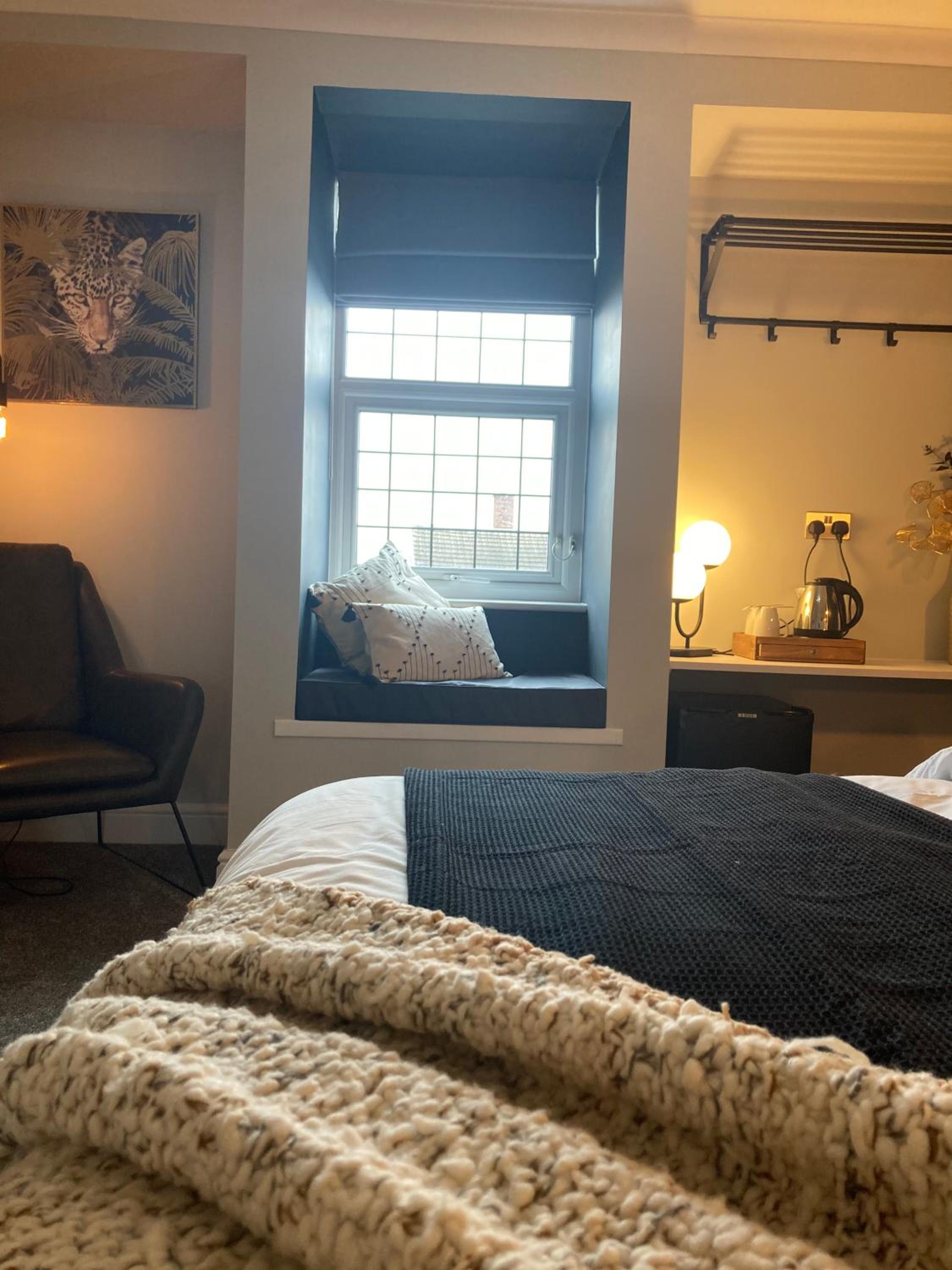 Deluxe King Room - Photo 9