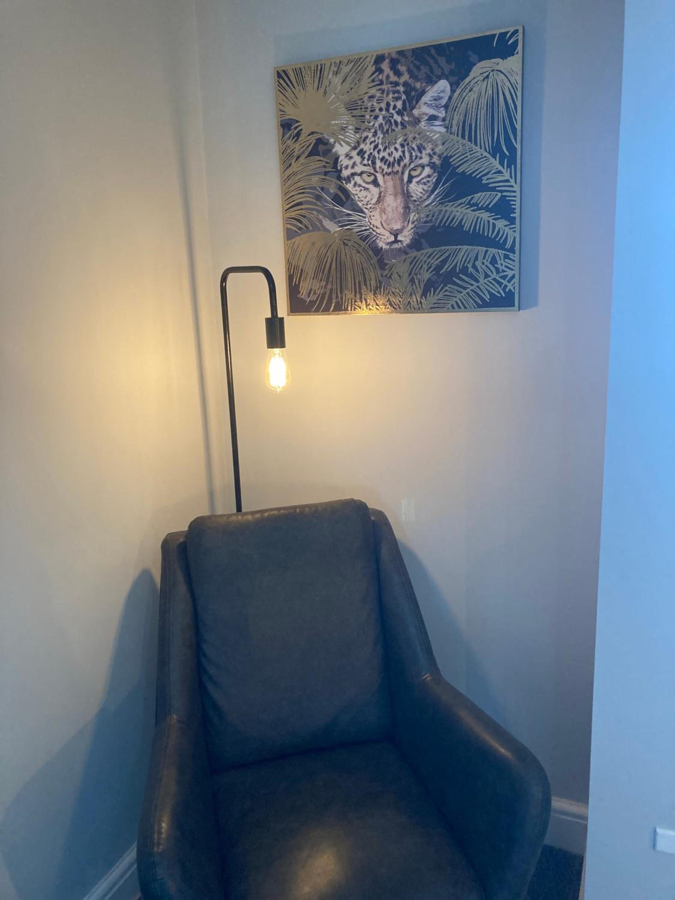 Deluxe King Room - Photo 10