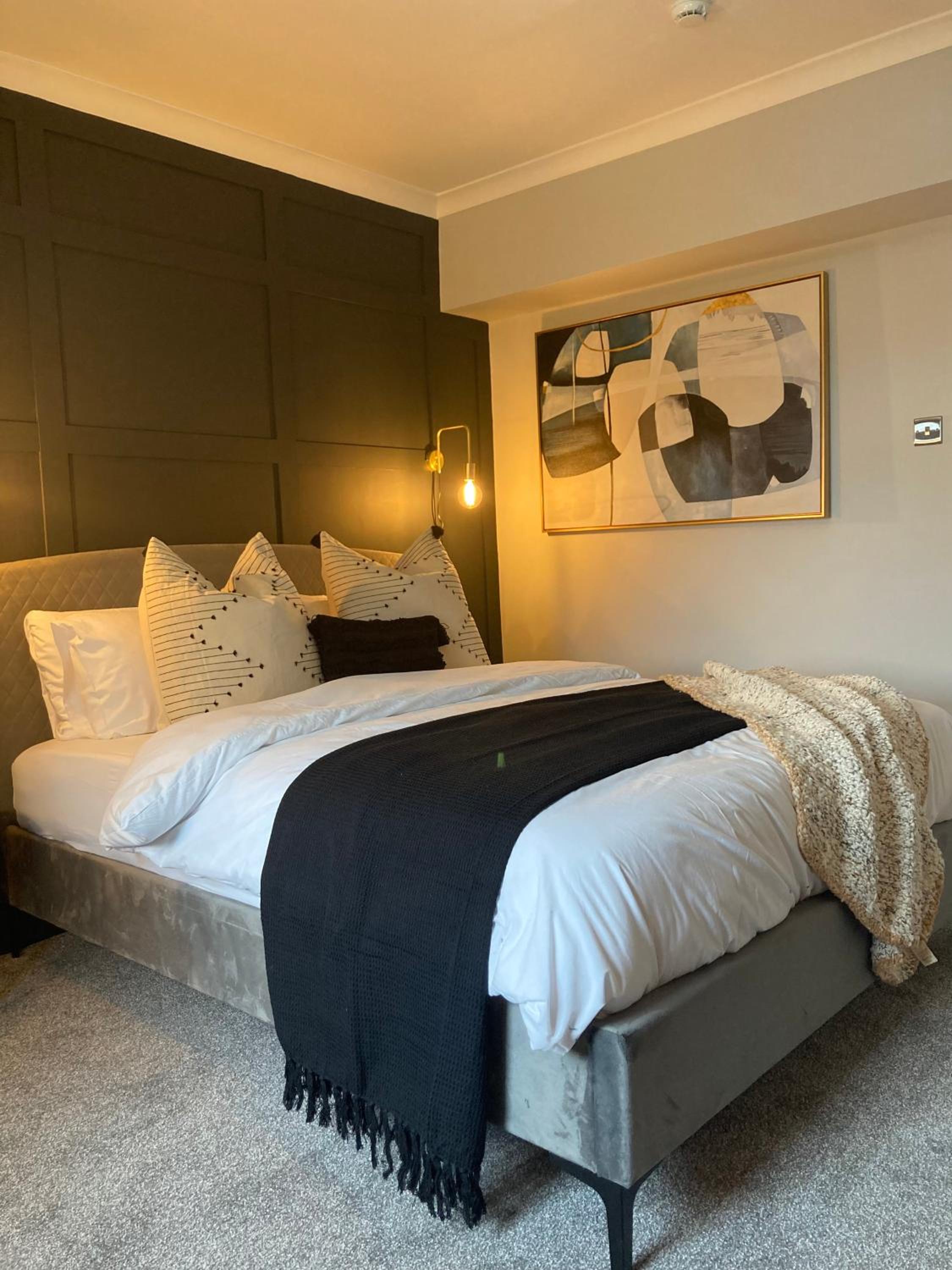Deluxe King Room - Photo 13