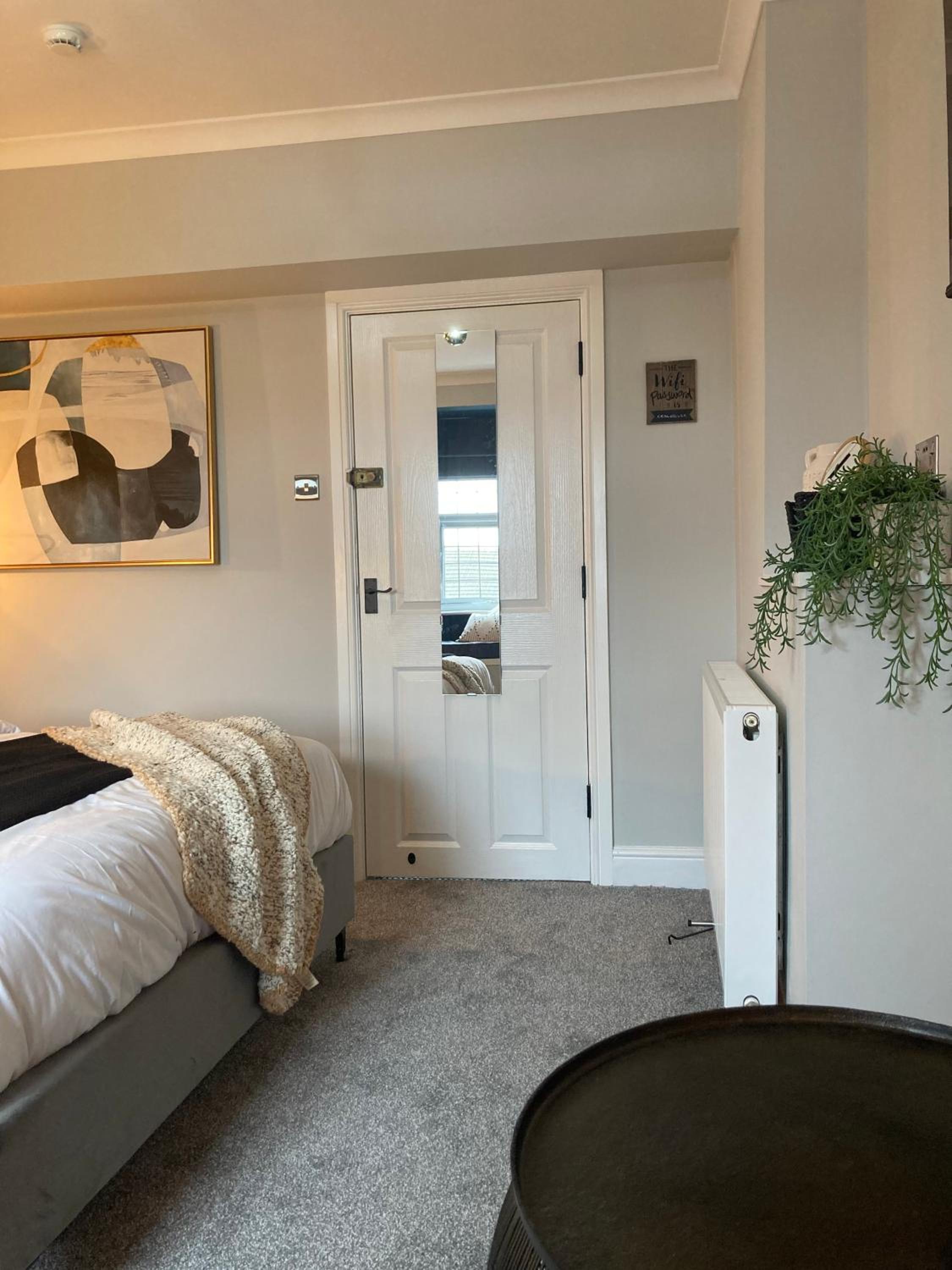 Deluxe King Room - Photo 14