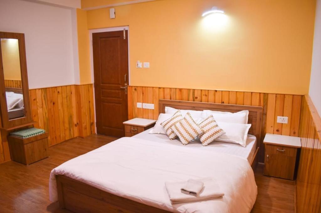 Deluxe Double Room with Balcony photo 2