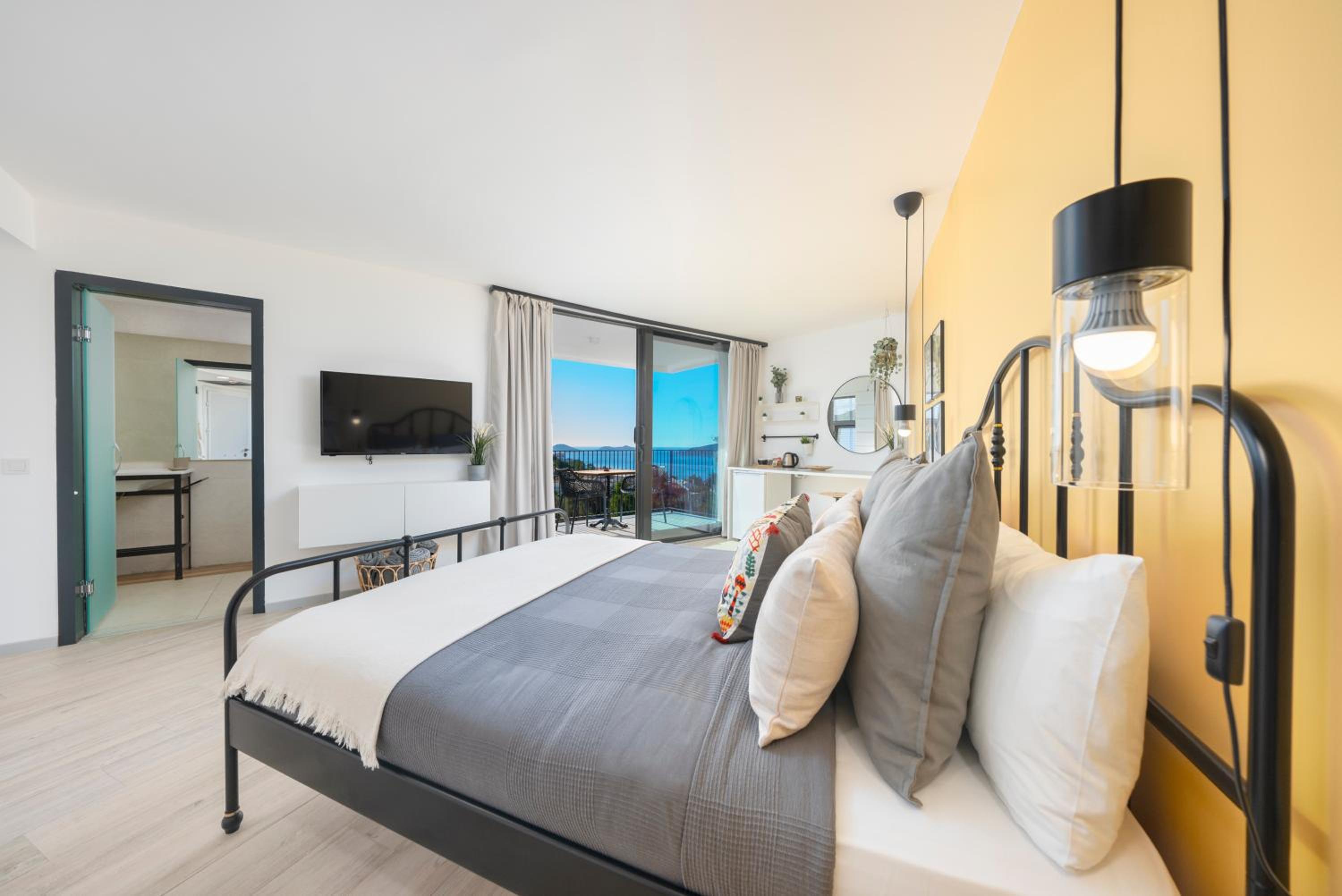 Deluxe Double Room with Sea View - Photo 7