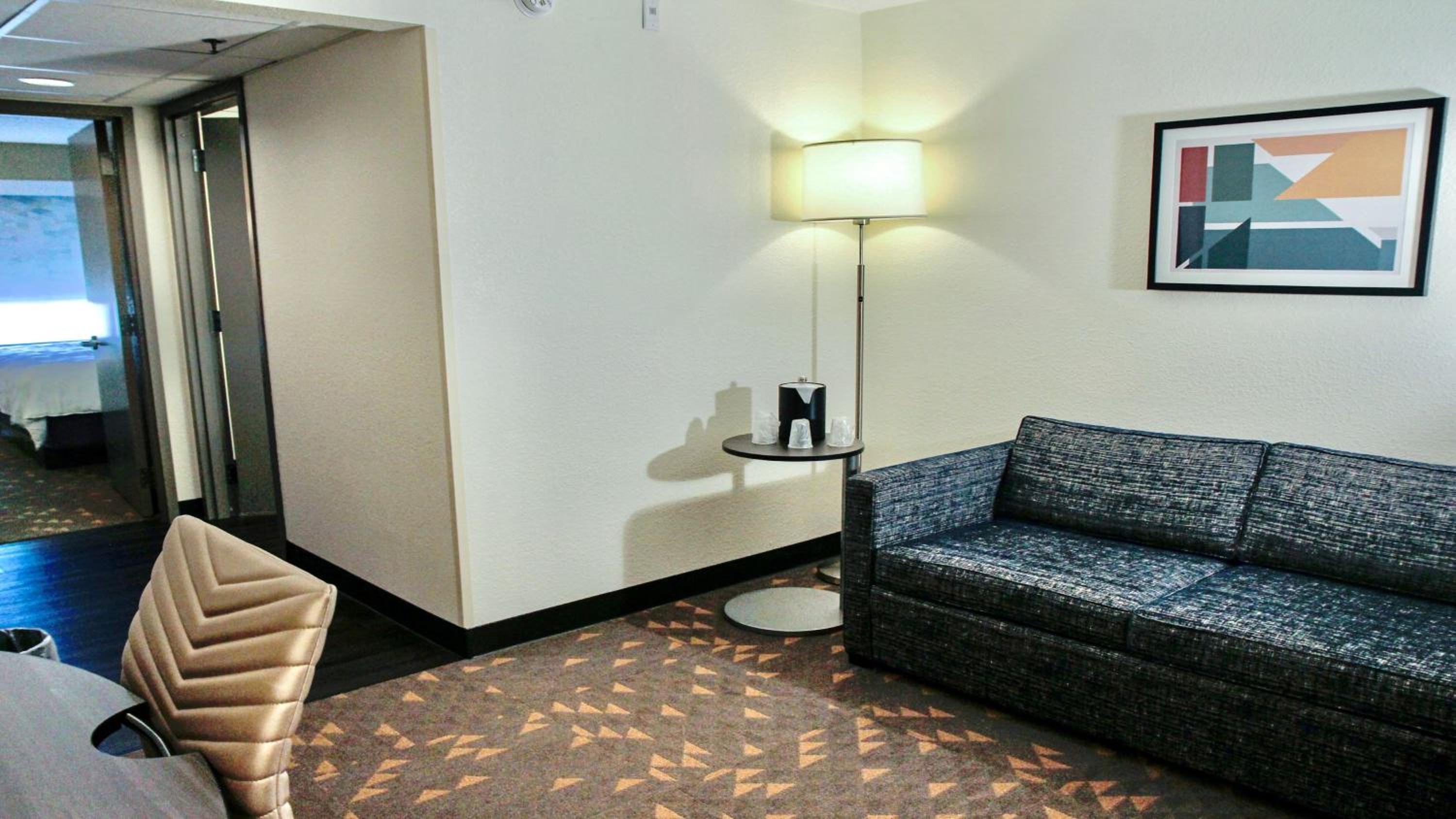 King Room with Sofa Bed - Photo 4
