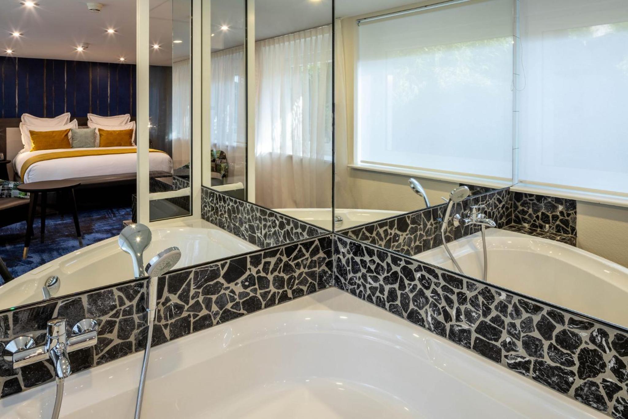 Double Room with Spa Bath - Photo 6
