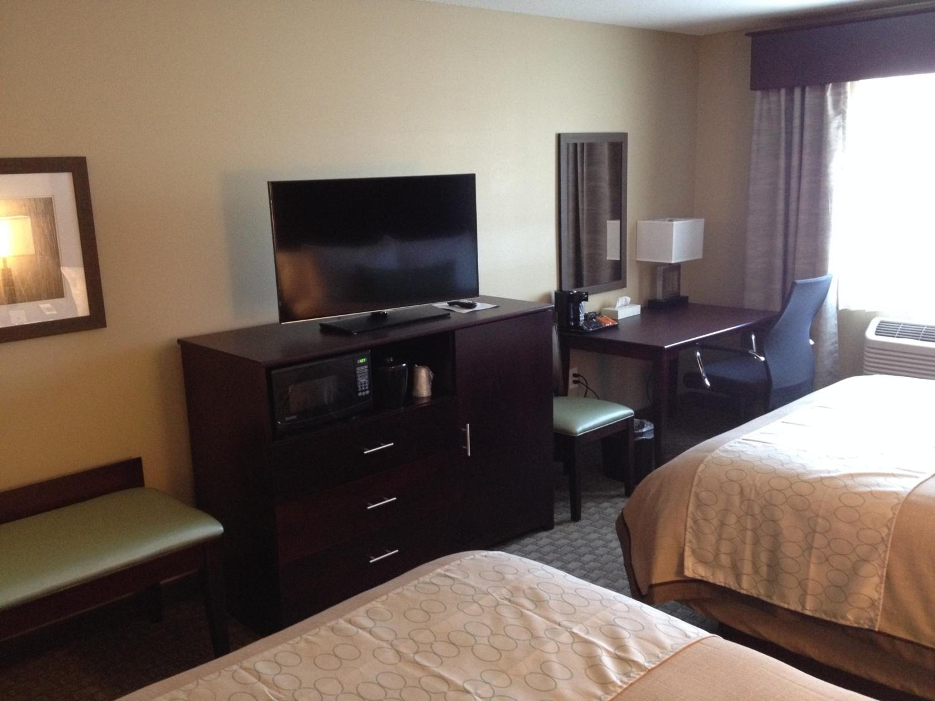 Standard Queen Room with Two Queen Beds photo 2