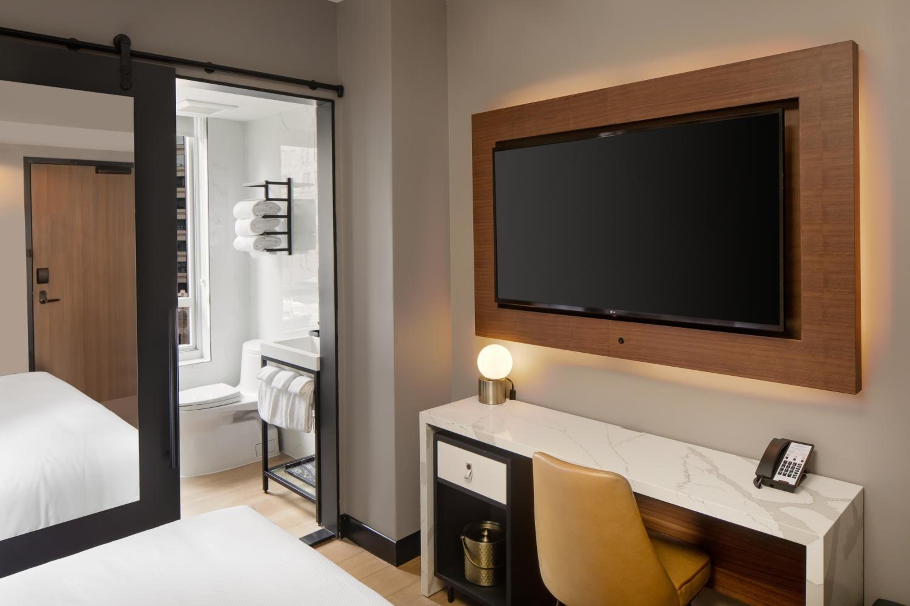 Standard King Room - Communications Accessible