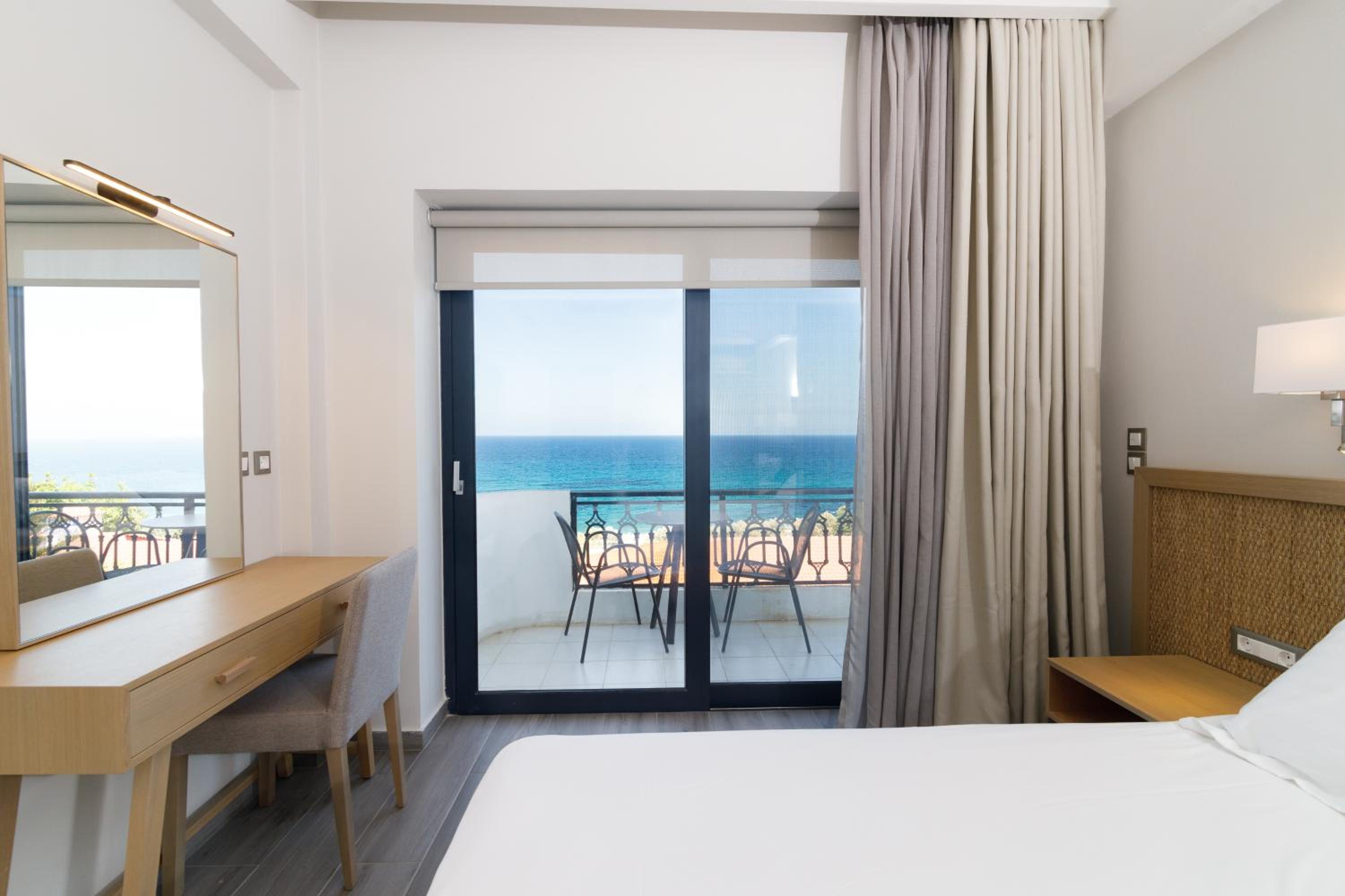 Double or Twin Room with Sea View photo 3