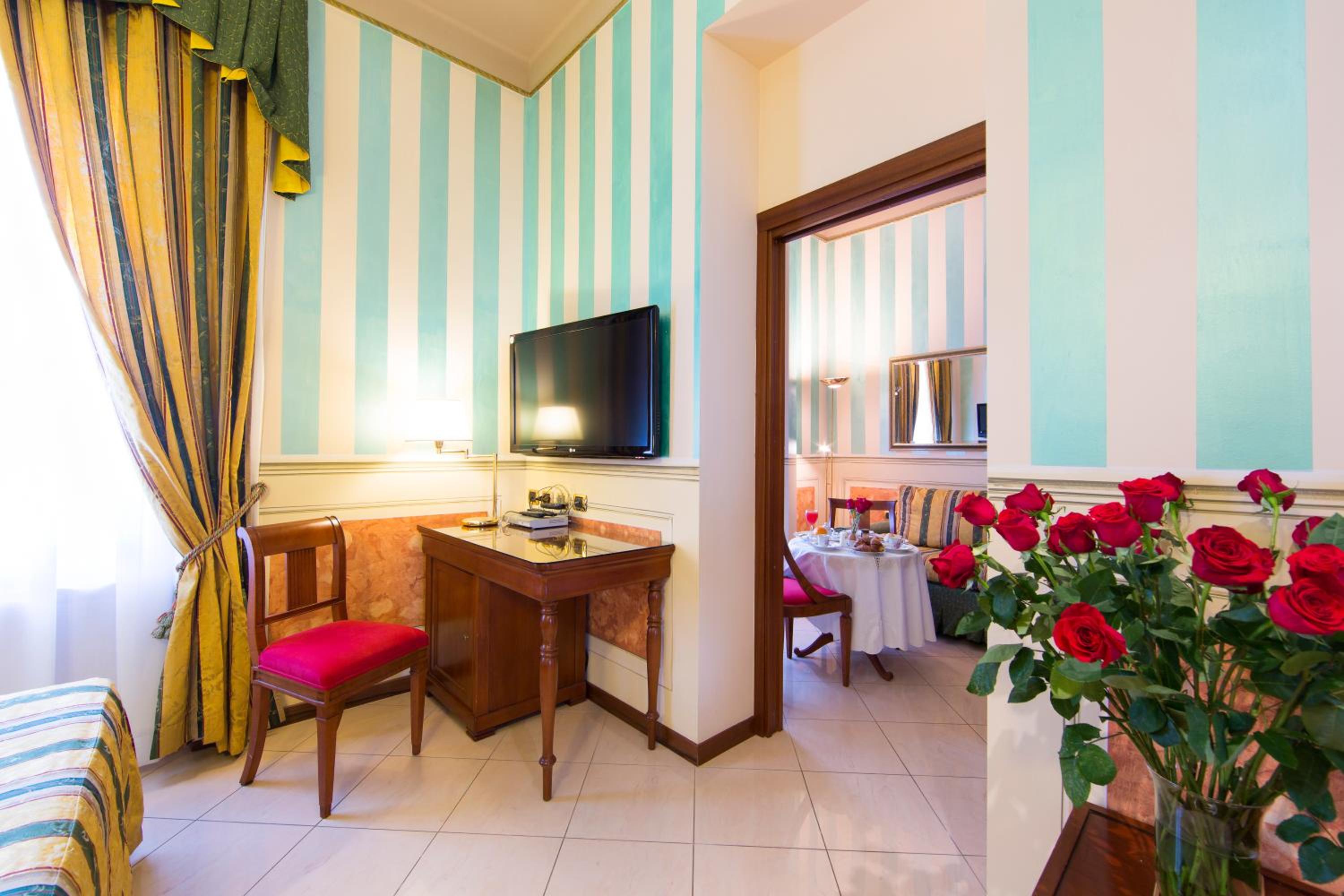 Suite - Photo 1