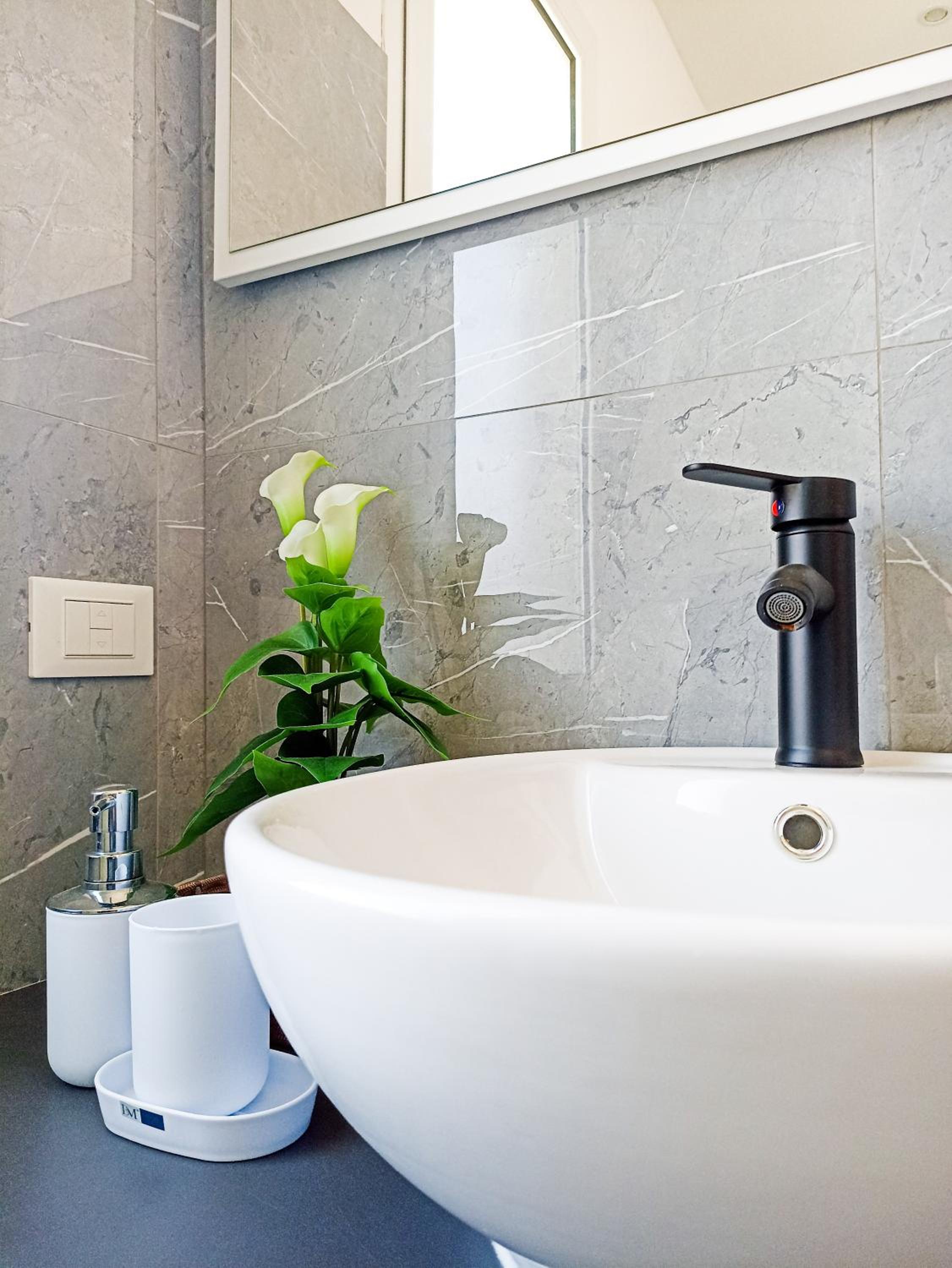 Deluxe Double Room with Shower - Photo 5