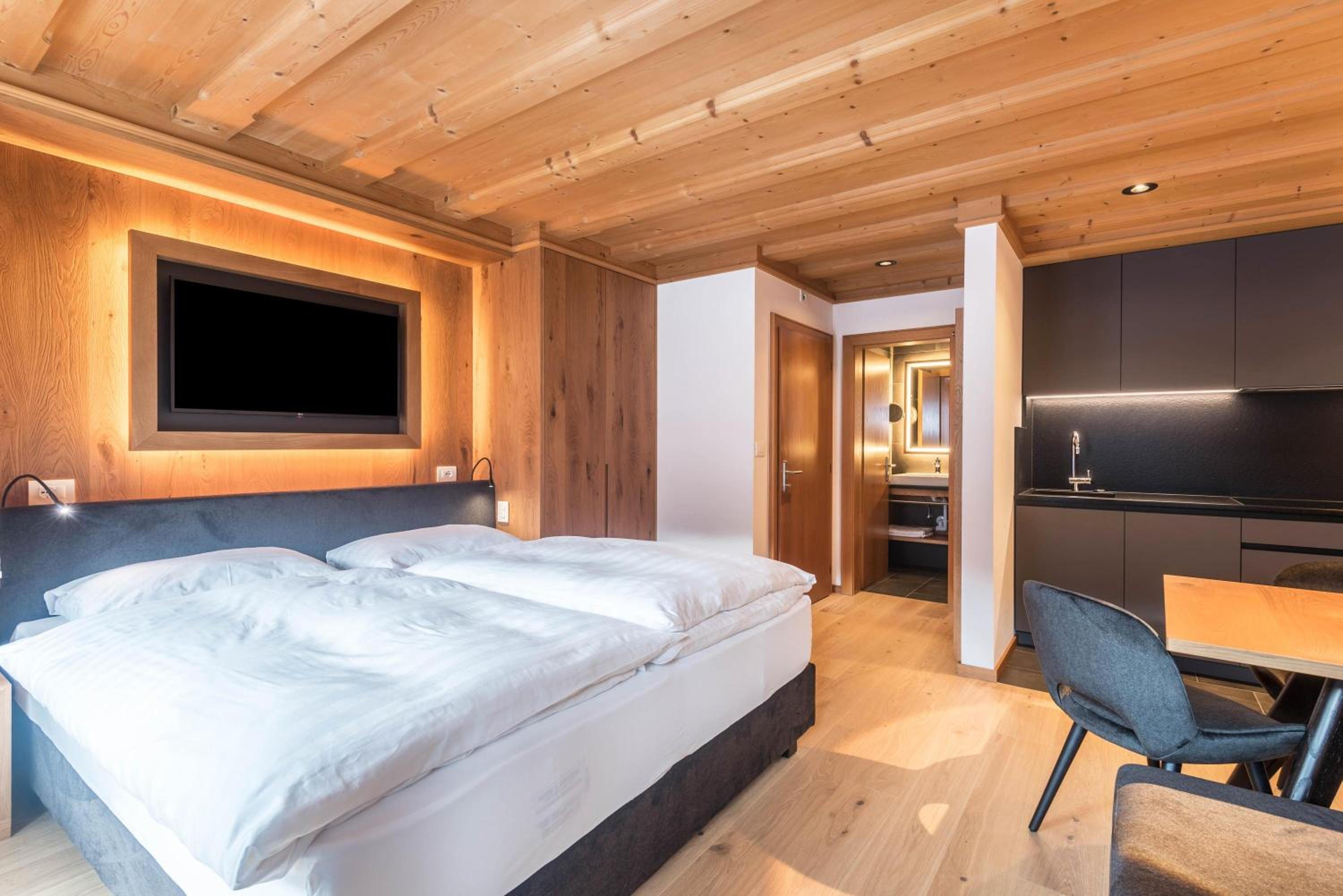 Superior One-Bedroom Apartment with Balcony
