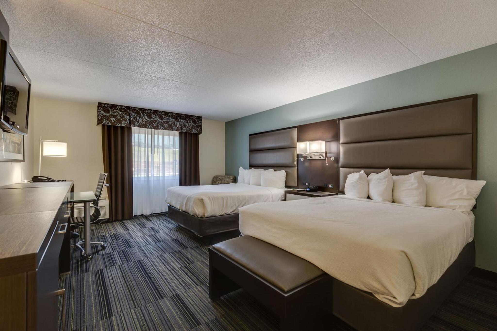 Queen Room with Two Queen Beds (Complimentary Happy Hour M-Sa) - Photo 5