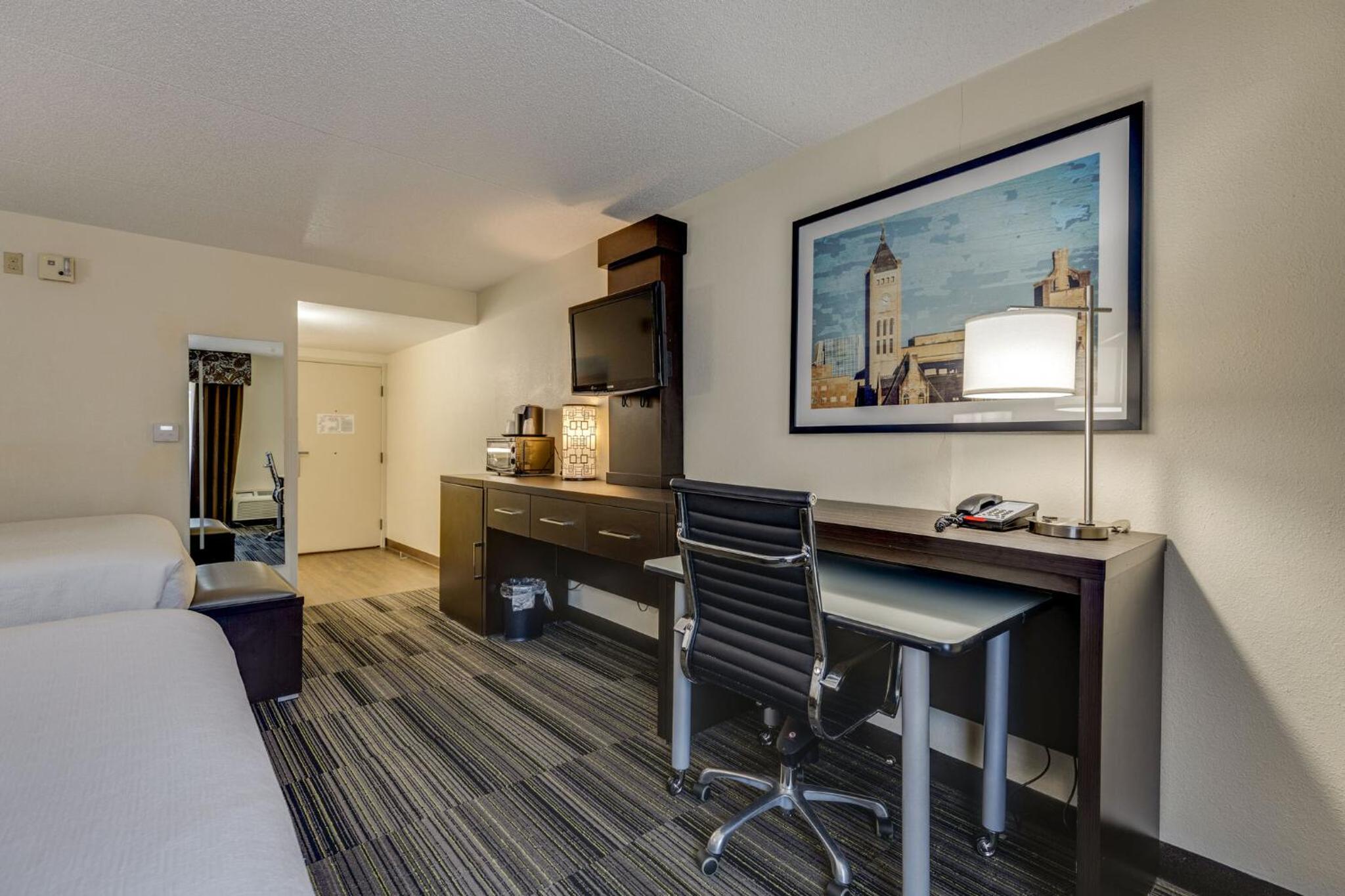 Queen Room with Two Queen Beds (Complimentary Happy Hour M-Sa) - Photo 2