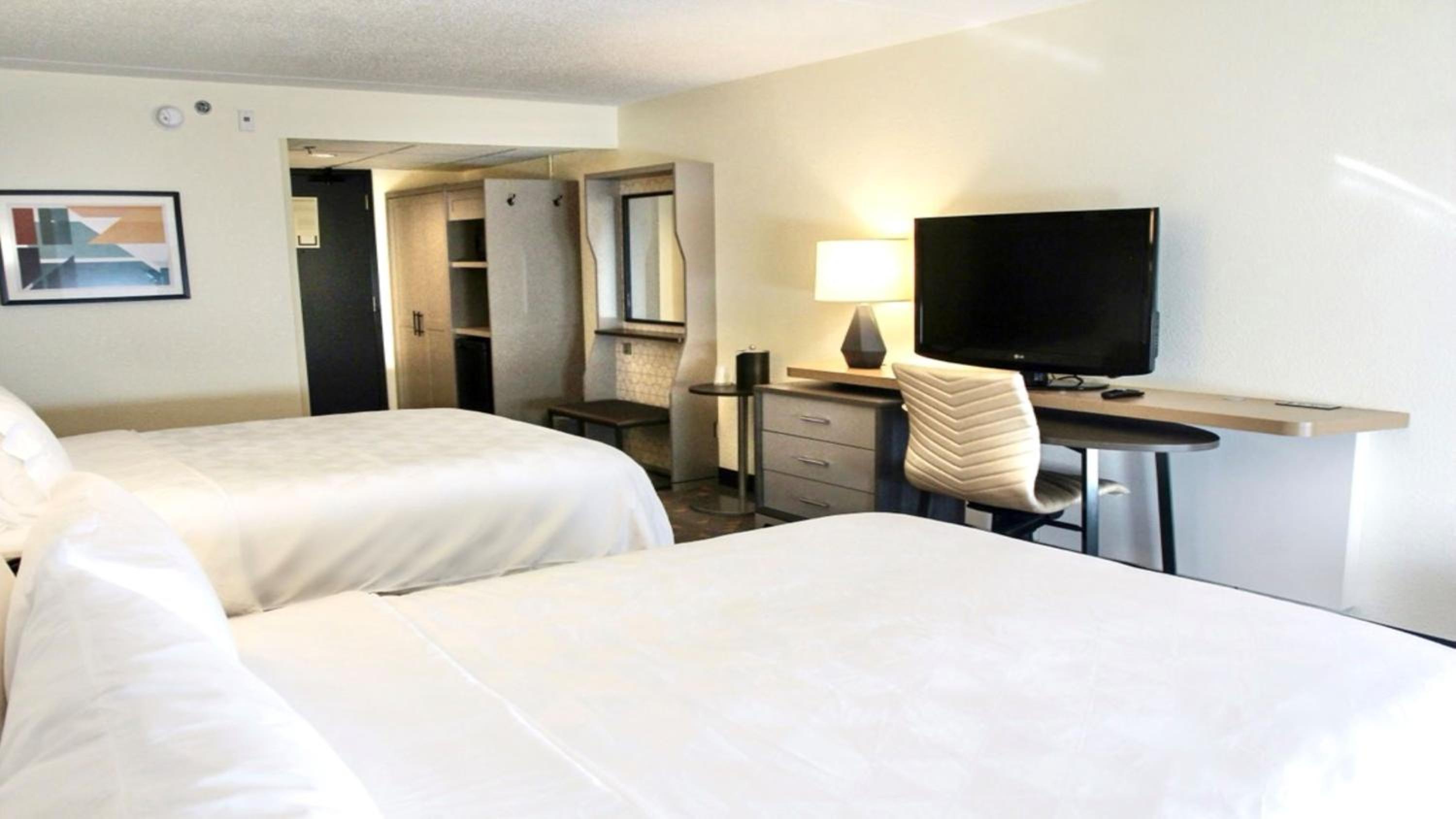 Standard Queen Room with Two Queen Beds - Photo 3